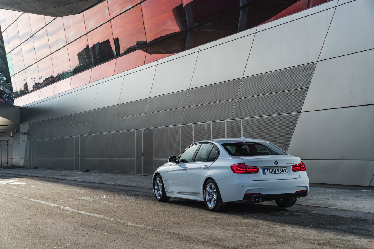 Autotest BMW 330e, de 3 Serie plug-in hybride met 15% bijtelling voor de zakelijke rijder. Een sterk aanbod dankzij zijn goede prijs. In deze rijtest vertellen we waarom de 330 plug-in hybride OK is.