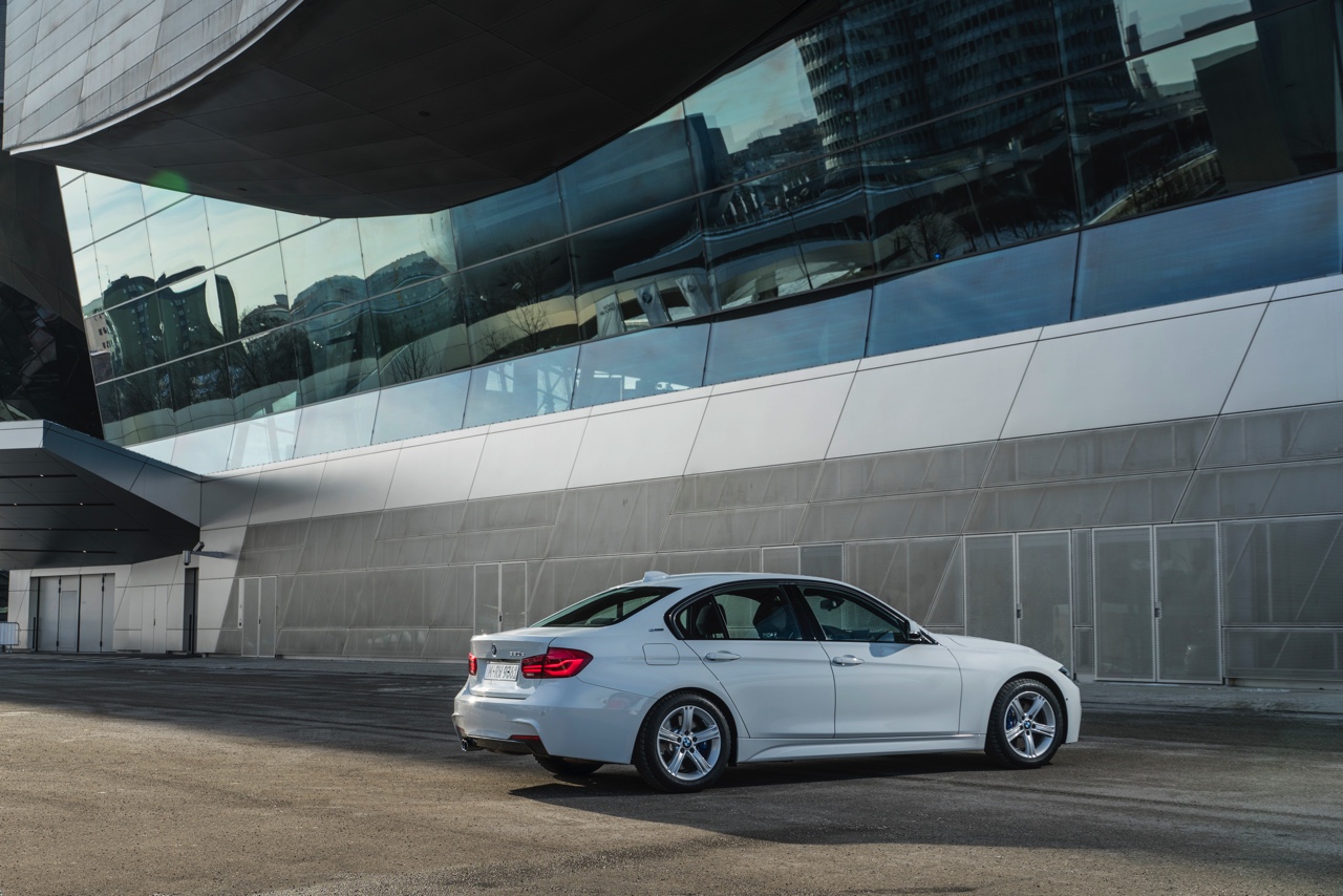 Autotest BMW 330e, de 3 Serie plug-in hybride met 15% bijtelling voor de zakelijke rijder. Een sterk aanbod dankzij zijn goede prijs. In deze rijtest vertellen we waarom de 330 plug-in hybride OK is.