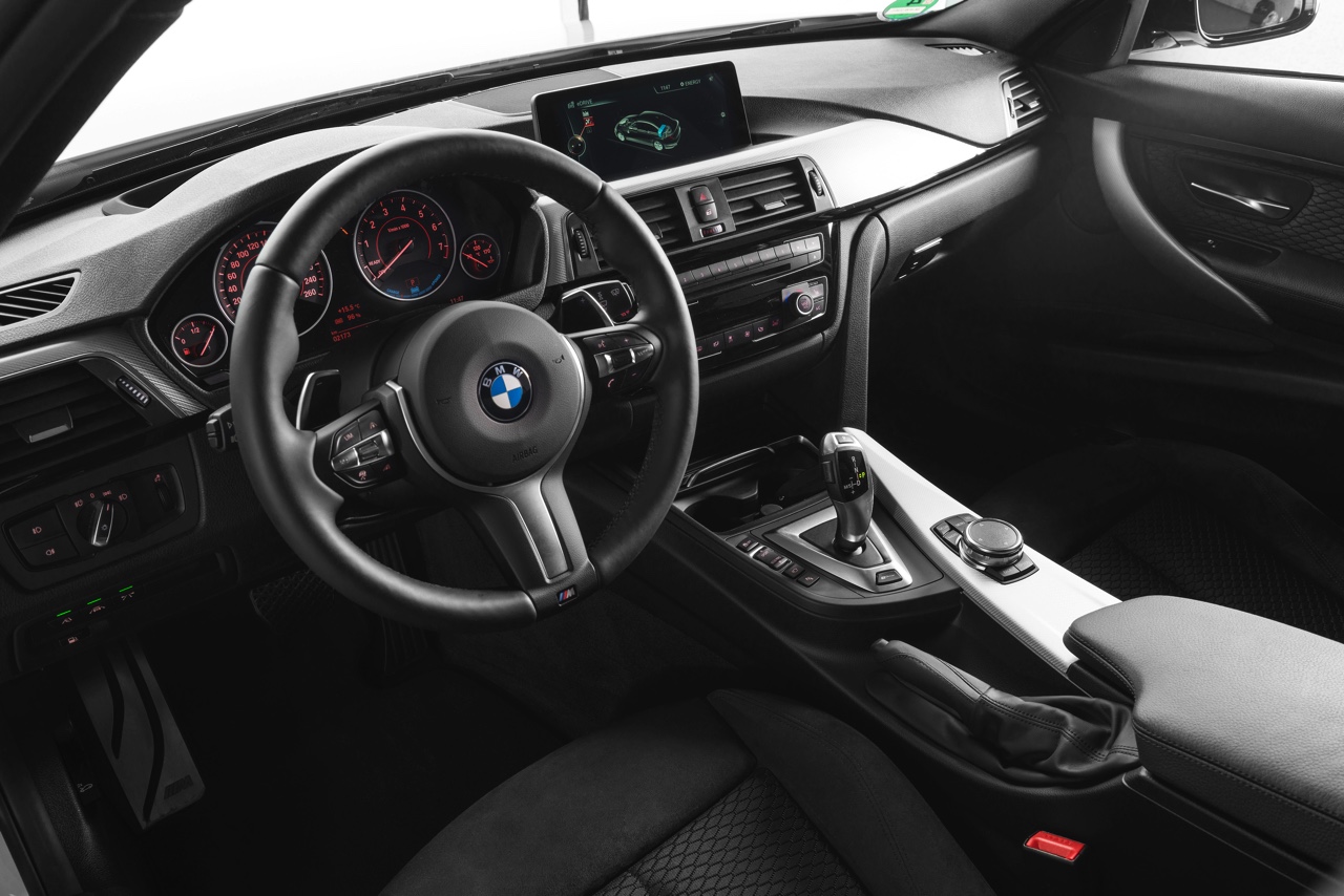 Autotest BMW 330e, de 3 Serie plug-in hybride met 15% bijtelling voor de zakelijke rijder. Een sterk aanbod dankzij zijn goede prijs. In deze rijtest vertellen we waarom de 330 plug-in hybride OK is.