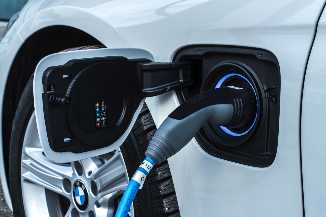 Autotest BMW 330e, de 3 Serie plug-in hybride met 15% bijtelling voor de zakelijke rijder. Een sterk aanbod dankzij zijn goede prijs. In deze rijtest vertellen we waarom de 330 plug-in hybride OK is.