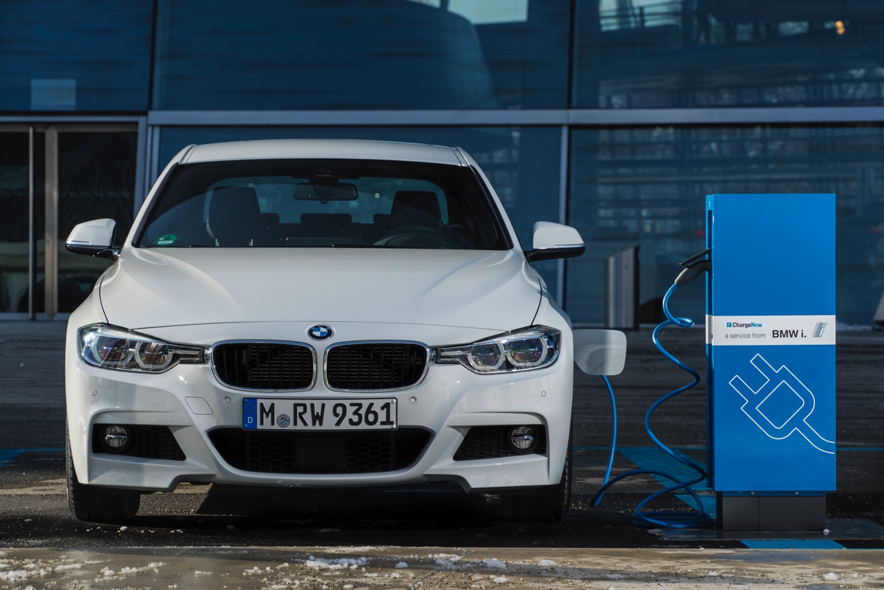 Autotest BMW 330e, de 3 Serie plug-in hybride met 15% bijtelling voor de zakelijke rijder. Een sterk aanbod dankzij zijn goede prijs. In deze rijtest vertellen we waarom de 330 plug-in hybride OK is.