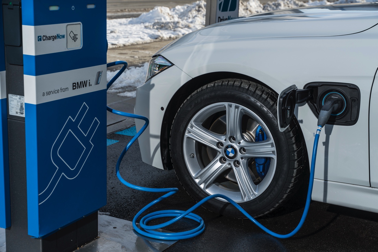 Autotest BMW 330e, de 3 Serie plug-in hybride met 15% bijtelling voor de zakelijke rijder. Een sterk aanbod dankzij zijn goede prijs. In deze rijtest vertellen we waarom de 330 plug-in hybride OK is.