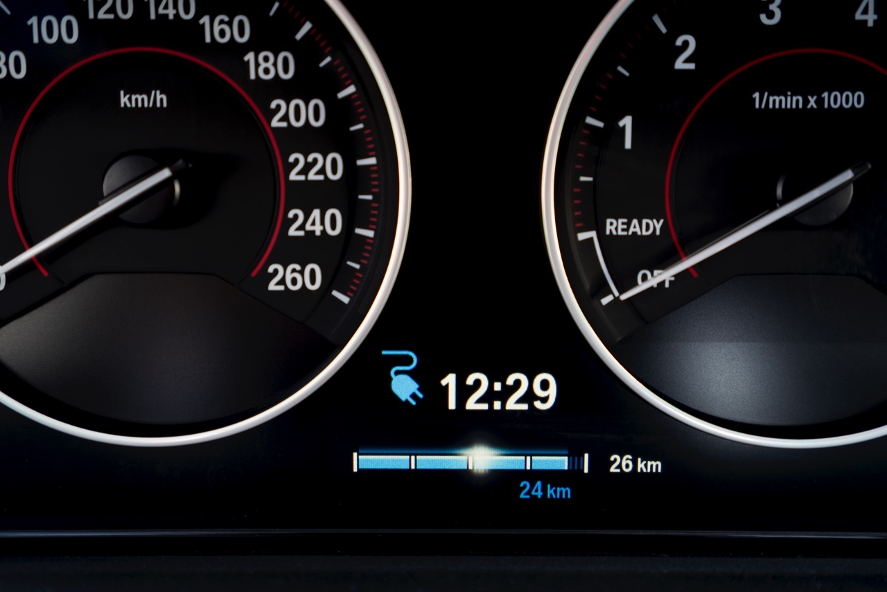 Autotest BMW 330e, de 3 Serie plug-in hybride met 15% bijtelling voor de zakelijke rijder. Een sterk aanbod dankzij zijn goede prijs. In deze rijtest vertellen we waarom de 330 plug-in hybride OK is.