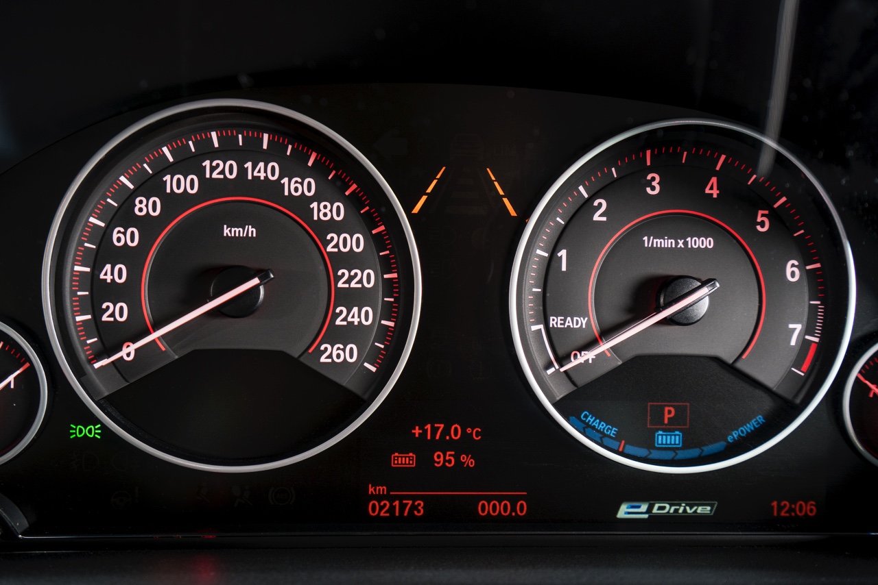 Autotest BMW 330e, de 3 Serie plug-in hybride met 15% bijtelling voor de zakelijke rijder. Een sterk aanbod dankzij zijn goede prijs. In deze rijtest vertellen we waarom de 330 plug-in hybride OK is.