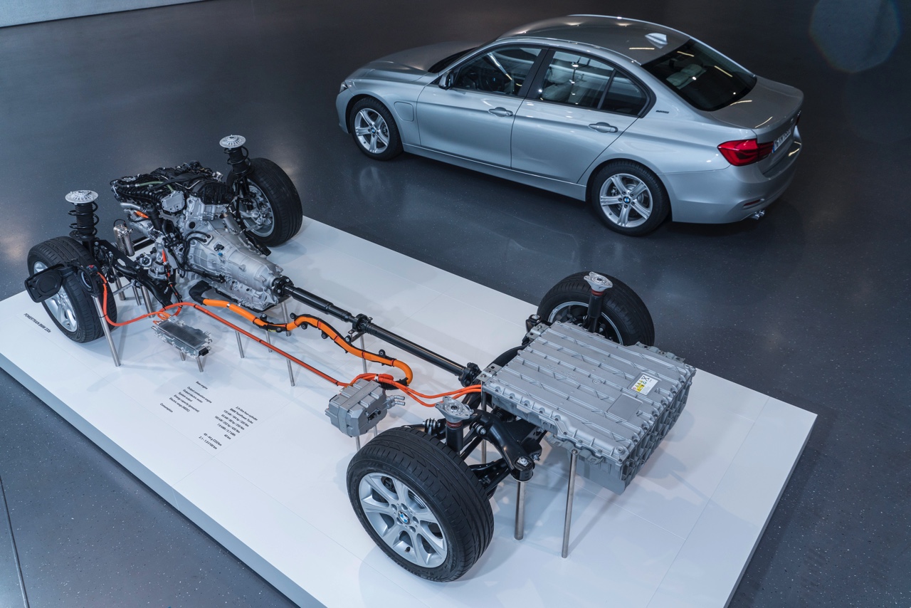 Autotest BMW 330e, de 3 Serie plug-in hybride met 15% bijtelling voor de zakelijke rijder. Een sterk aanbod dankzij zijn goede prijs. In deze rijtest vertellen we waarom de 330 plug-in hybride OK is.