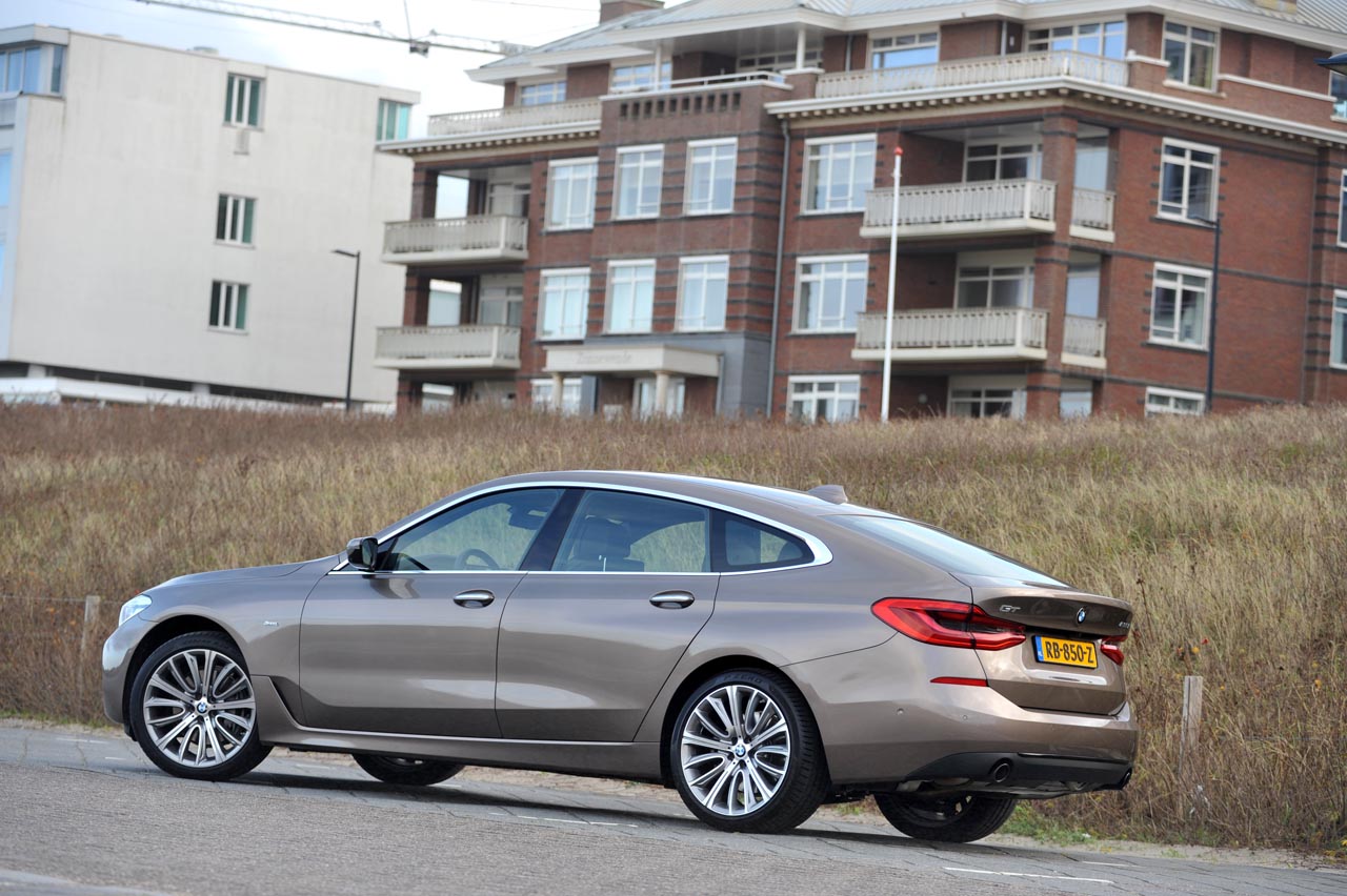 BMW volgt de 5 Gran Turismo op door de 6-serie Gran Turismo die een meer elegant voorkomen heeft.