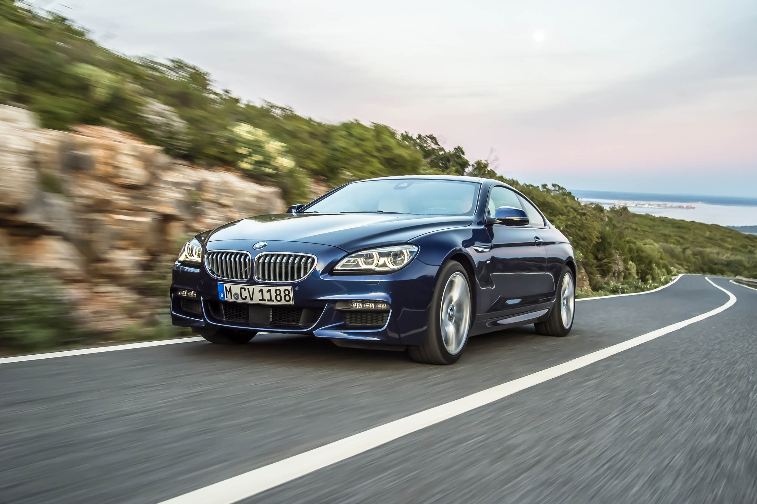 Klanten van de BMW 6 Serie hadden twee eisen: hij moest meer geluid gaan maken ?n wat sportiever rijden. Wij mochten op de wegen rond Lissabon uitzoeken of BMW geluisterd heeft. Een eerste indruk.