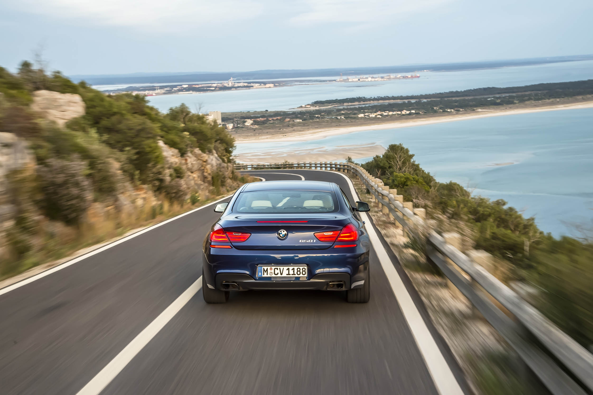 Klanten van de BMW 6 Serie hadden twee eisen: hij moest meer geluid gaan maken ?n wat sportiever rijden. Wij mochten op de wegen rond Lissabon uitzoeken of BMW geluisterd heeft. Een eerste indruk.