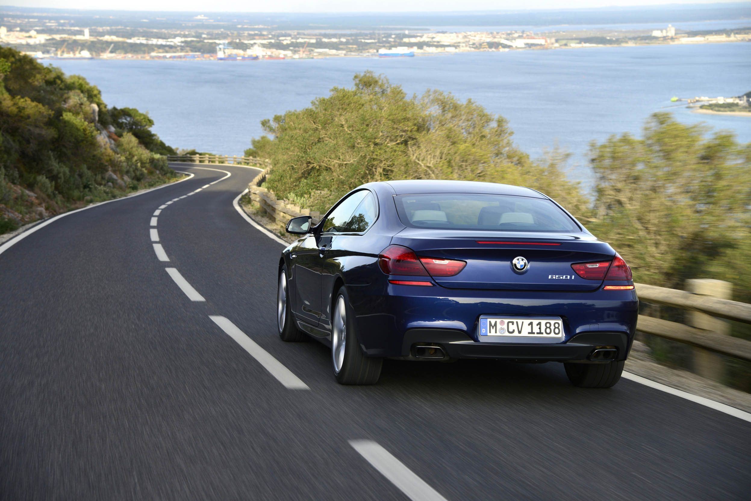 Klanten van de BMW 6 Serie hadden twee eisen: hij moest meer geluid gaan maken ?n wat sportiever rijden. Wij mochten op de wegen rond Lissabon uitzoeken of BMW geluisterd heeft. Een eerste indruk.