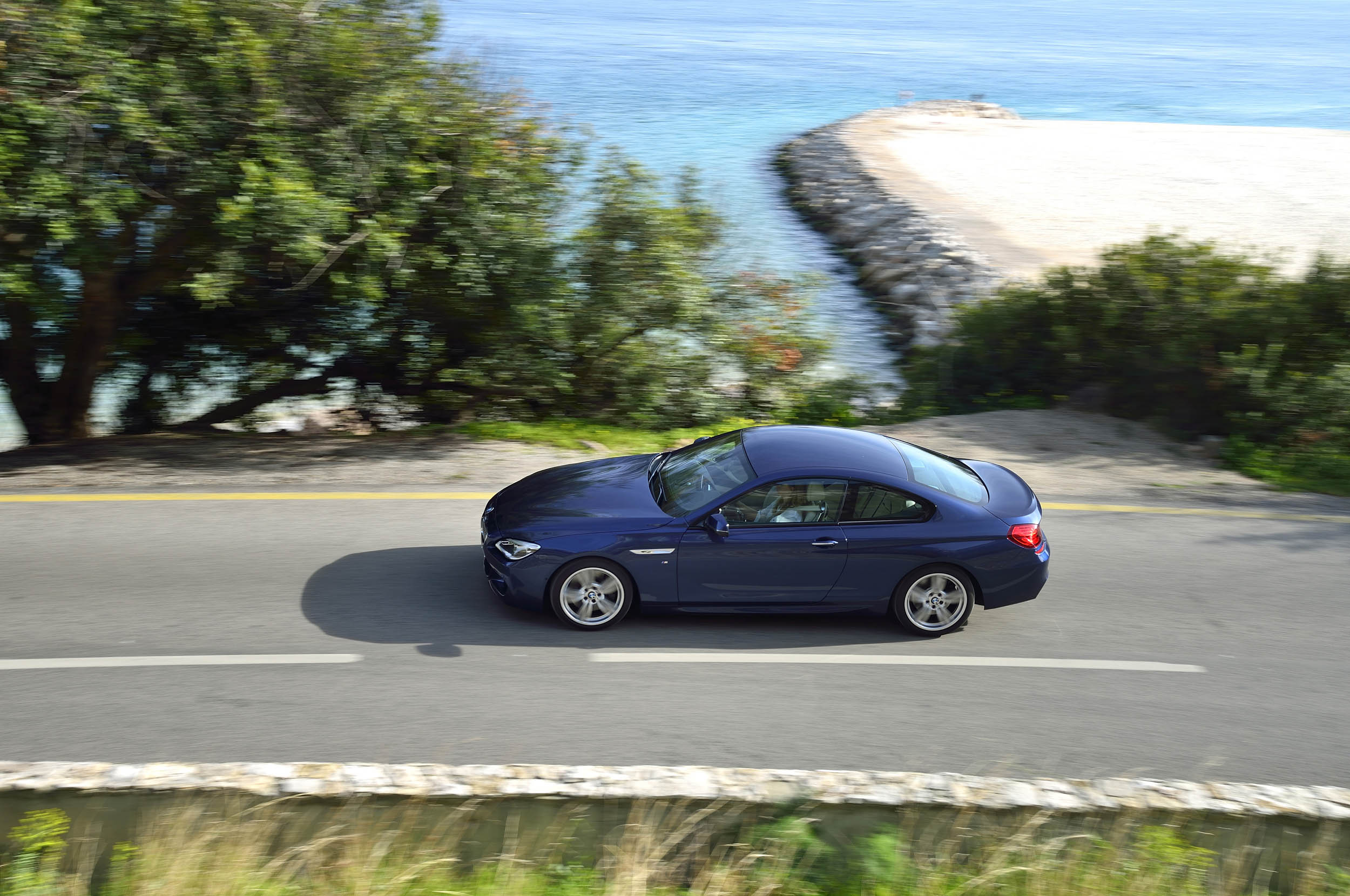 Klanten van de BMW 6 Serie hadden twee eisen: hij moest meer geluid gaan maken ?n wat sportiever rijden. Wij mochten op de wegen rond Lissabon uitzoeken of BMW geluisterd heeft. Een eerste indruk.