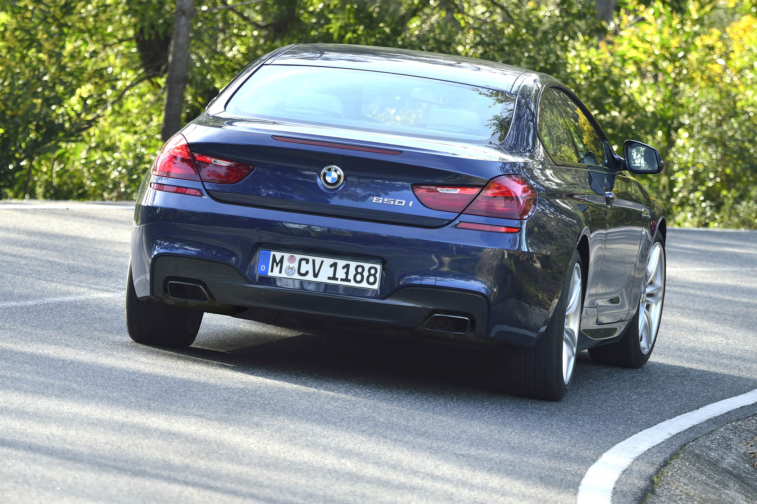 Klanten van de BMW 6 Serie hadden twee eisen: hij moest meer geluid gaan maken ?n wat sportiever rijden. Wij mochten op de wegen rond Lissabon uitzoeken of BMW geluisterd heeft. Een eerste indruk.