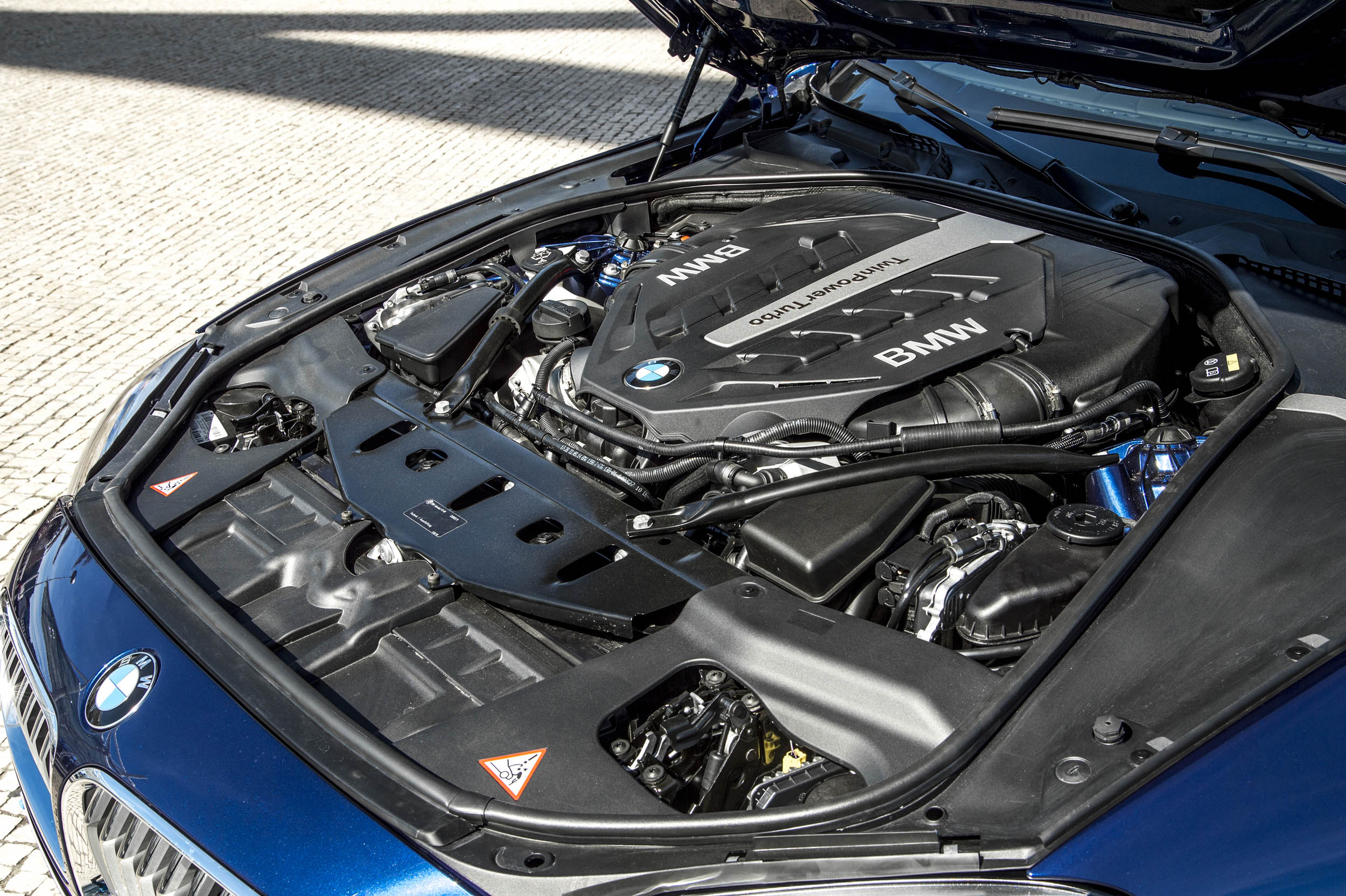 Klanten van de BMW 6 Serie hadden twee eisen: hij moest meer geluid gaan maken ?n wat sportiever rijden. Wij mochten op de wegen rond Lissabon uitzoeken of BMW geluisterd heeft. Een eerste indruk.