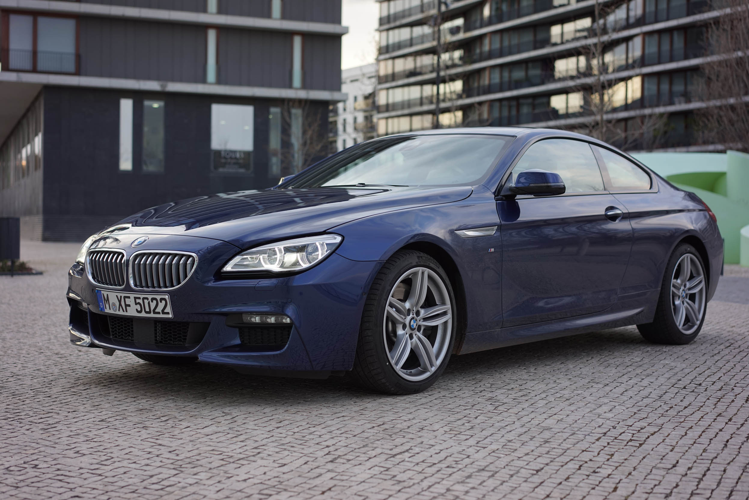 Klanten van de BMW 6 Serie hadden twee eisen: hij moest meer geluid gaan maken ?n wat sportiever rijden. Wij mochten op de wegen rond Lissabon uitzoeken of BMW geluisterd heeft. Een eerste indruk.