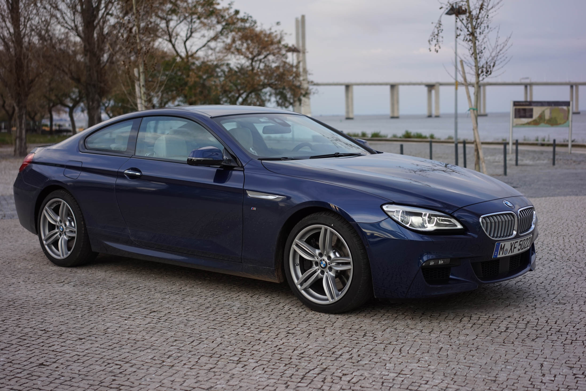 Klanten van de BMW 6 Serie hadden twee eisen: hij moest meer geluid gaan maken ?n wat sportiever rijden. Wij mochten op de wegen rond Lissabon uitzoeken of BMW geluisterd heeft. Een eerste indruk.