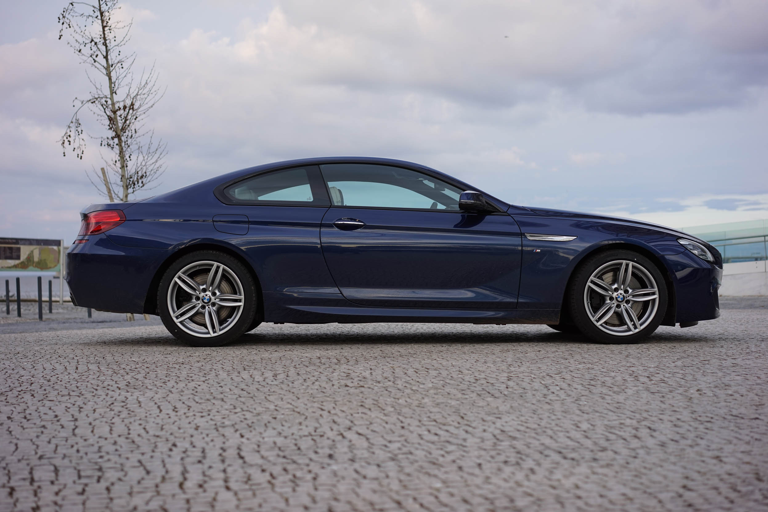 Klanten van de BMW 6 Serie hadden twee eisen: hij moest meer geluid gaan maken ?n wat sportiever rijden. Wij mochten op de wegen rond Lissabon uitzoeken of BMW geluisterd heeft. Een eerste indruk.