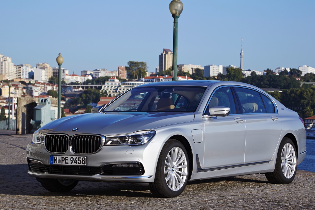 BMW zet de 740e plug-in hybride met 15% bijtelling naast de 740i op benzine. Beiden kosten ongeveer hetzelfde en hebben 326 pk. Vanaf augustus is de BMW 7 Serie PHEV in Nederland.