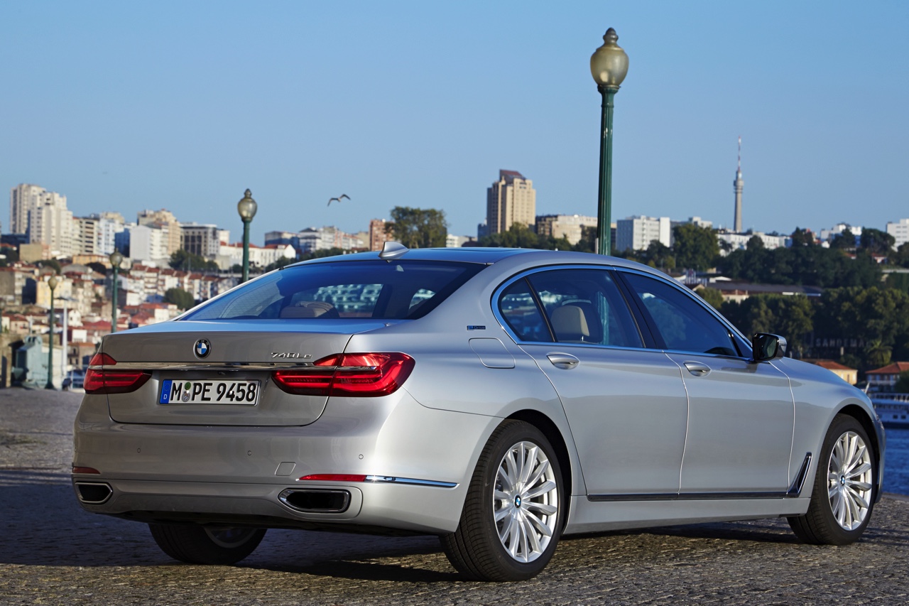 BMW zet de 740e plug-in hybride met 15% bijtelling naast de 740i op benzine. Beiden kosten ongeveer hetzelfde en hebben 326 pk. Vanaf augustus is de BMW 7 Serie PHEV in Nederland.