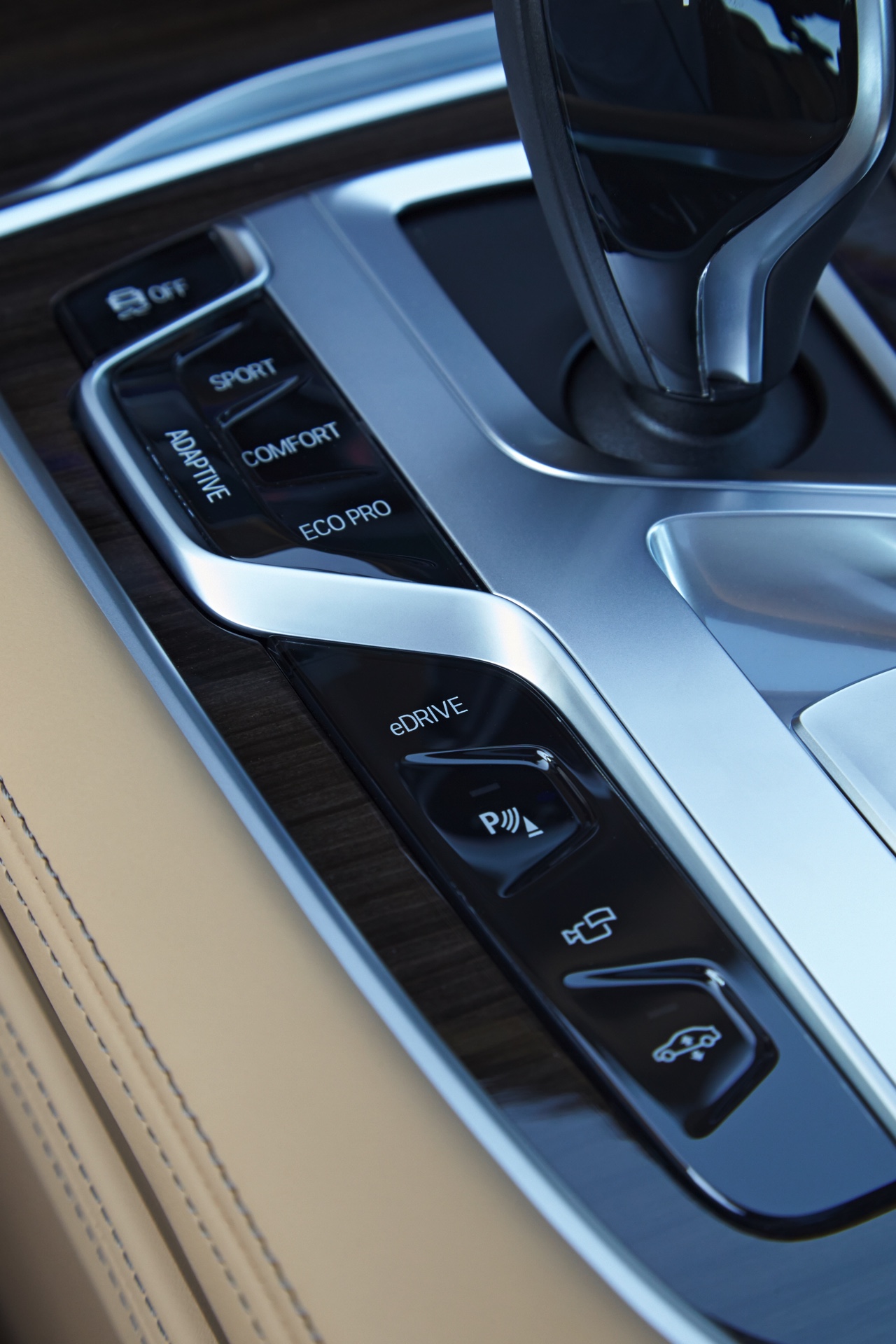 BMW zet de 740e plug-in hybride met 15% bijtelling naast de 740i op benzine. Beiden kosten ongeveer hetzelfde en hebben 326 pk. Vanaf augustus is de BMW 7 Serie PHEV in Nederland.