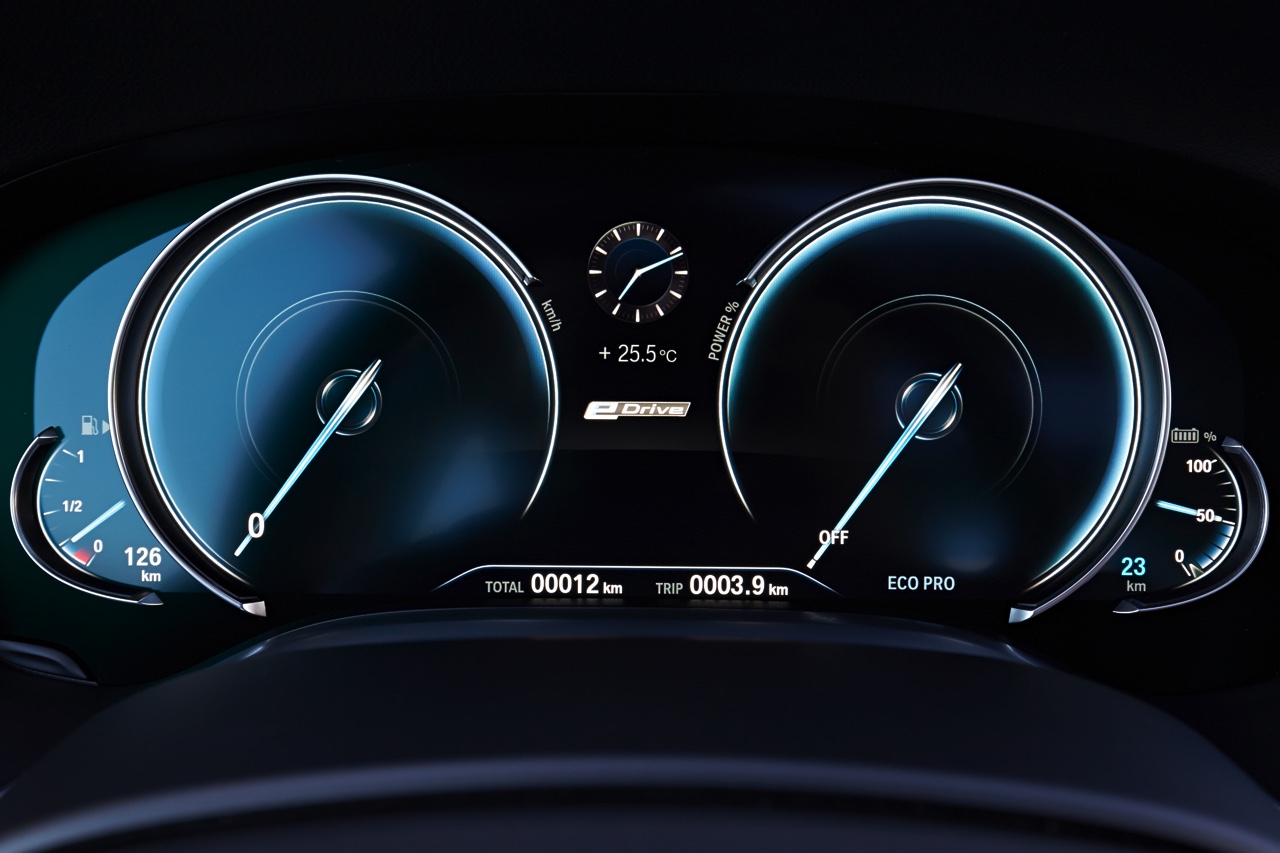 BMW zet de 740e plug-in hybride met 15% bijtelling naast de 740i op benzine. Beiden kosten ongeveer hetzelfde en hebben 326 pk. Vanaf augustus is de BMW 7 Serie PHEV in Nederland.