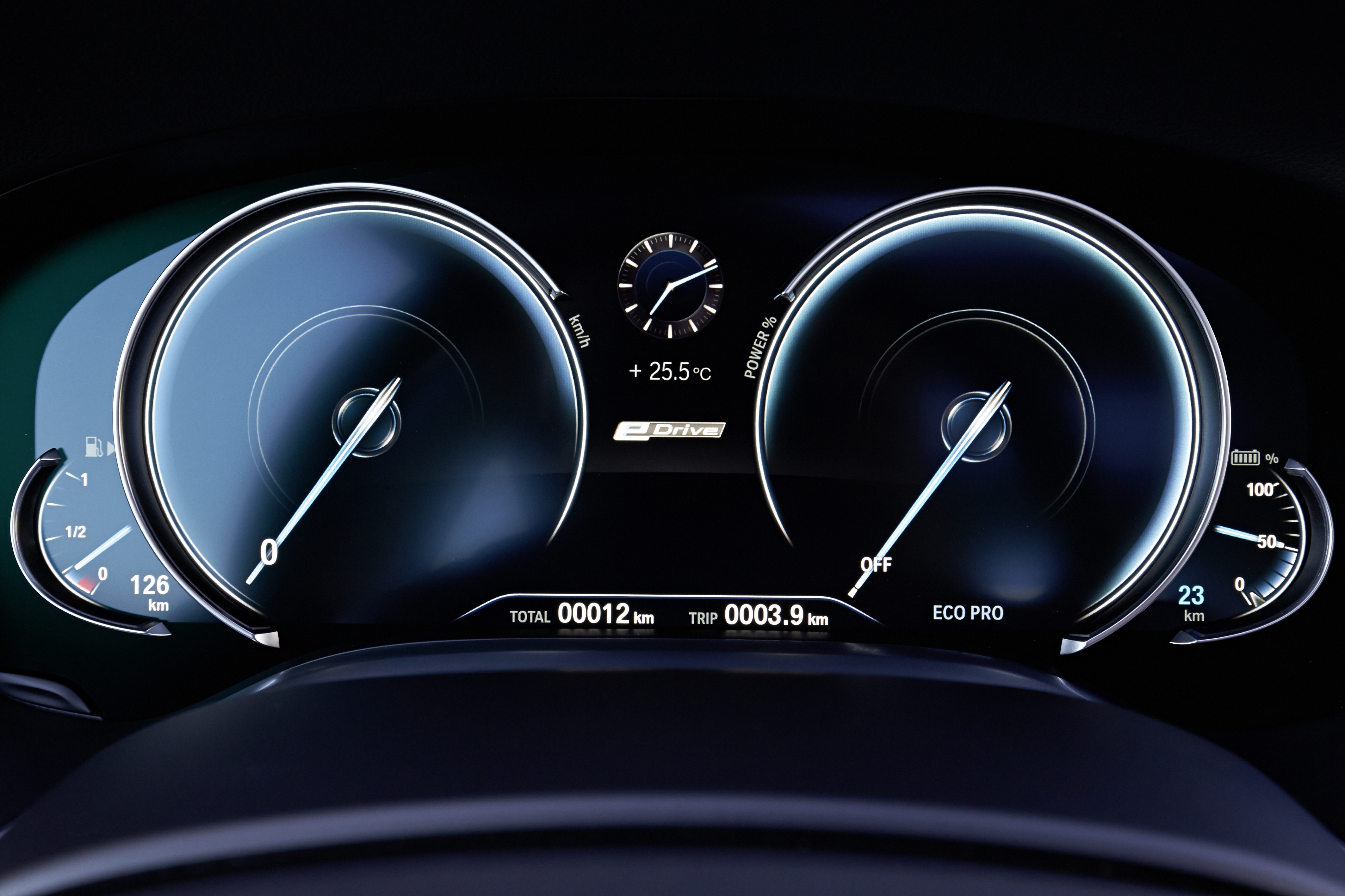 BMW zet de 740e plug-in hybride met 15% bijtelling naast de 740i op benzine. Beiden kosten ongeveer hetzelfde en hebben 326 pk. Vanaf augustus is de BMW 7 Serie PHEV in Nederland.