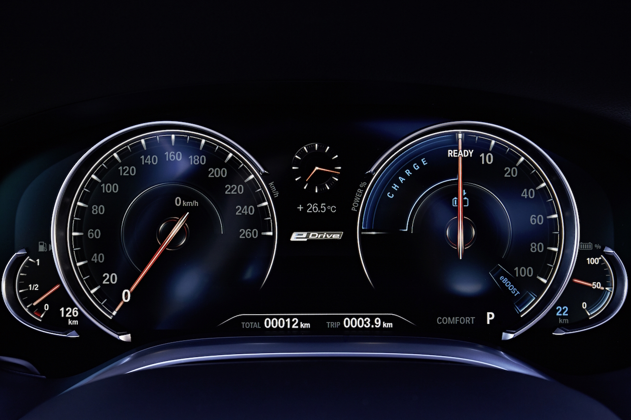 BMW zet de 740e plug-in hybride met 15% bijtelling naast de 740i op benzine. Beiden kosten ongeveer hetzelfde en hebben 326 pk. Vanaf augustus is de BMW 7 Serie PHEV in Nederland.