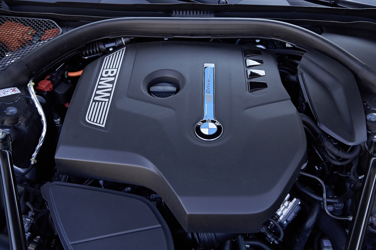 BMW zet de 740e plug-in hybride met 15% bijtelling naast de 740i op benzine. Beiden kosten ongeveer hetzelfde en hebben 326 pk. Vanaf augustus is de BMW 7 Serie PHEV in Nederland.