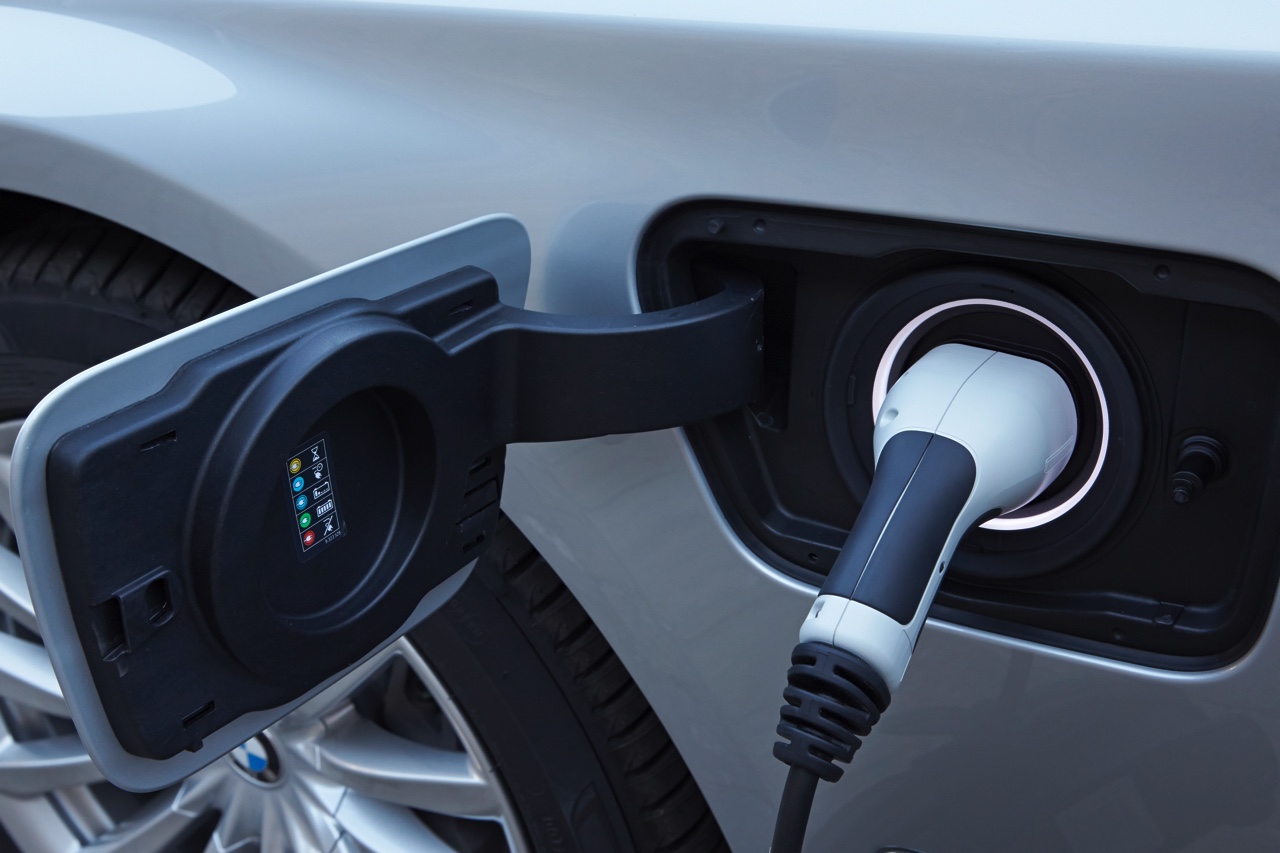 BMW zet de 740e plug-in hybride met 15% bijtelling naast de 740i op benzine. Beiden kosten ongeveer hetzelfde en hebben 326 pk. Vanaf augustus is de BMW 7 Serie PHEV in Nederland.