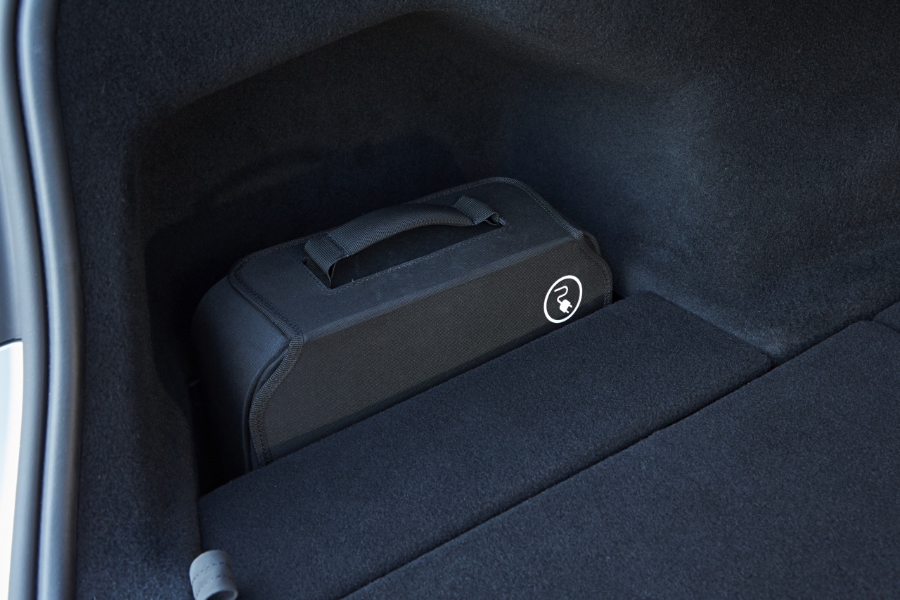 BMW zet de 740e plug-in hybride met 15% bijtelling naast de 740i op benzine. Beiden kosten ongeveer hetzelfde en hebben 326 pk. Vanaf augustus is de BMW 7 Serie PHEV in Nederland.