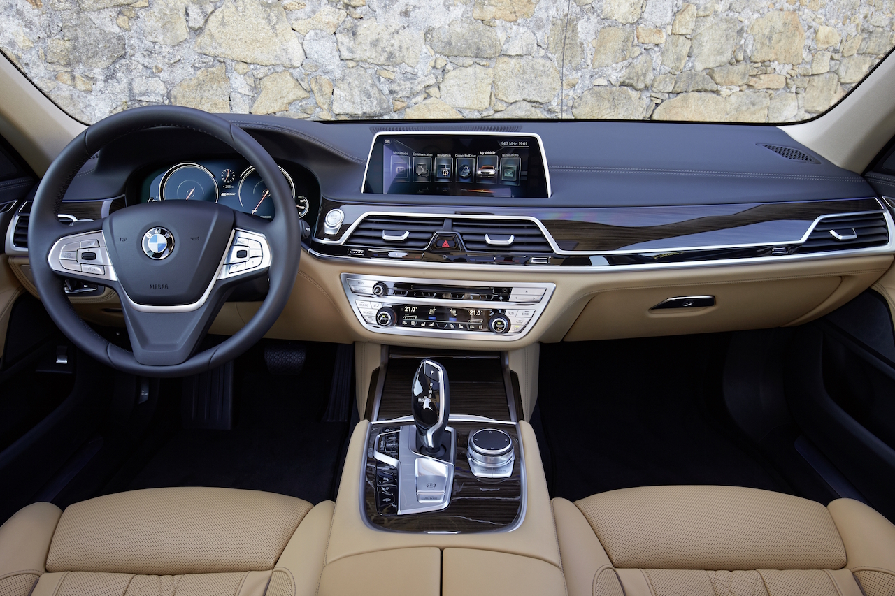 BMW zet de 740e plug-in hybride met 15% bijtelling naast de 740i op benzine. Beiden kosten ongeveer hetzelfde en hebben 326 pk. Vanaf augustus is de BMW 7 Serie PHEV in Nederland.