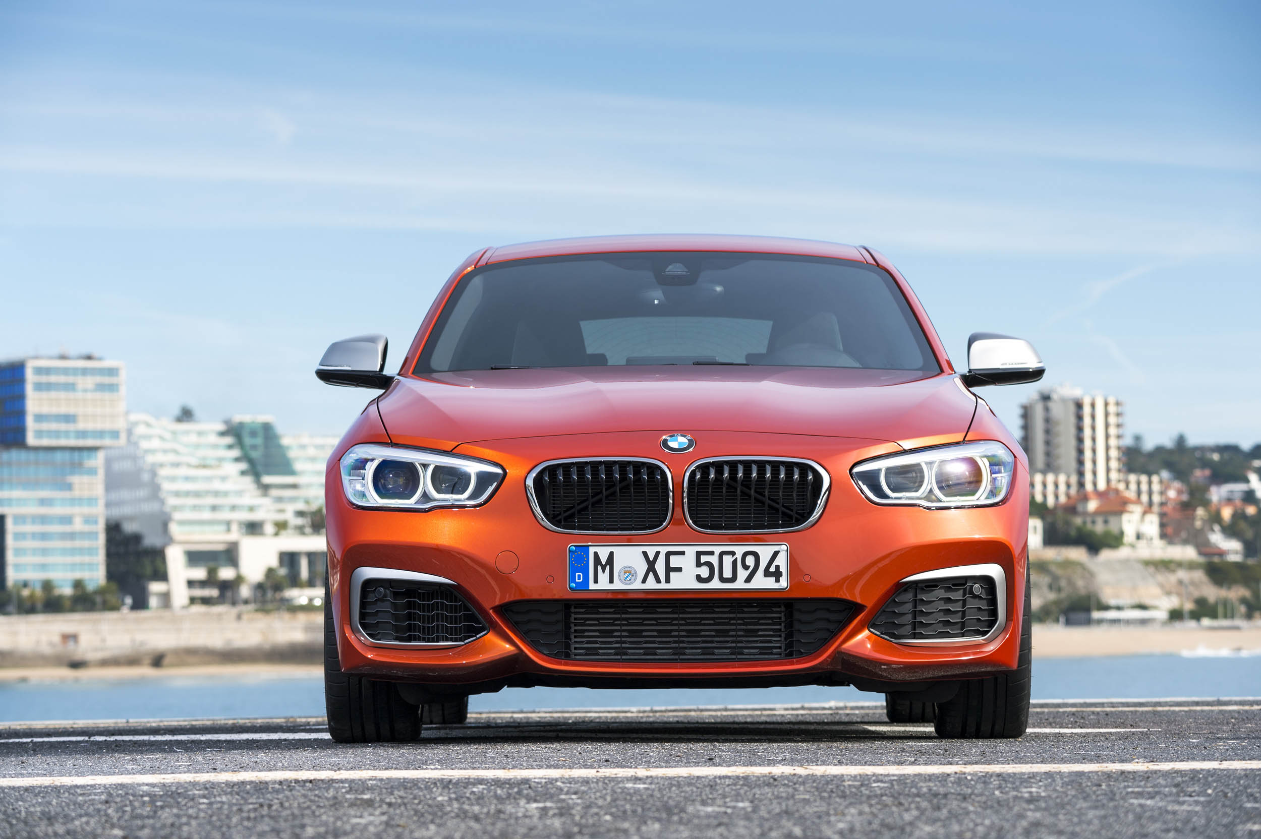 Autotest BMW M135i, de lekkerste 1 Serie die ook nog eens een facelift heeft gekregen en is uitgerust met de handgeschakelde zesbak uit de M3. Feest!