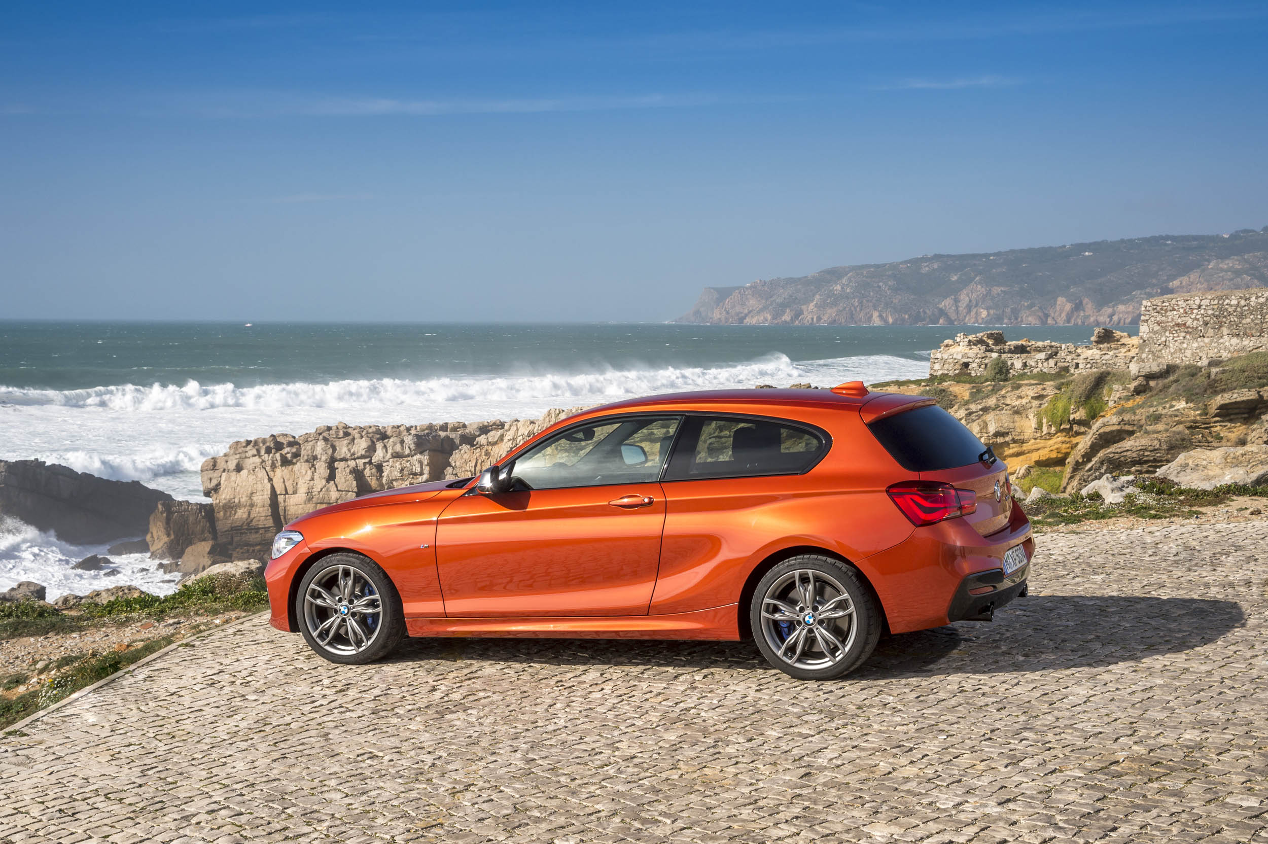 Autotest BMW M135i, de lekkerste 1 Serie die ook nog eens een facelift heeft gekregen en is uitgerust met de handgeschakelde zesbak uit de M3. Feest!