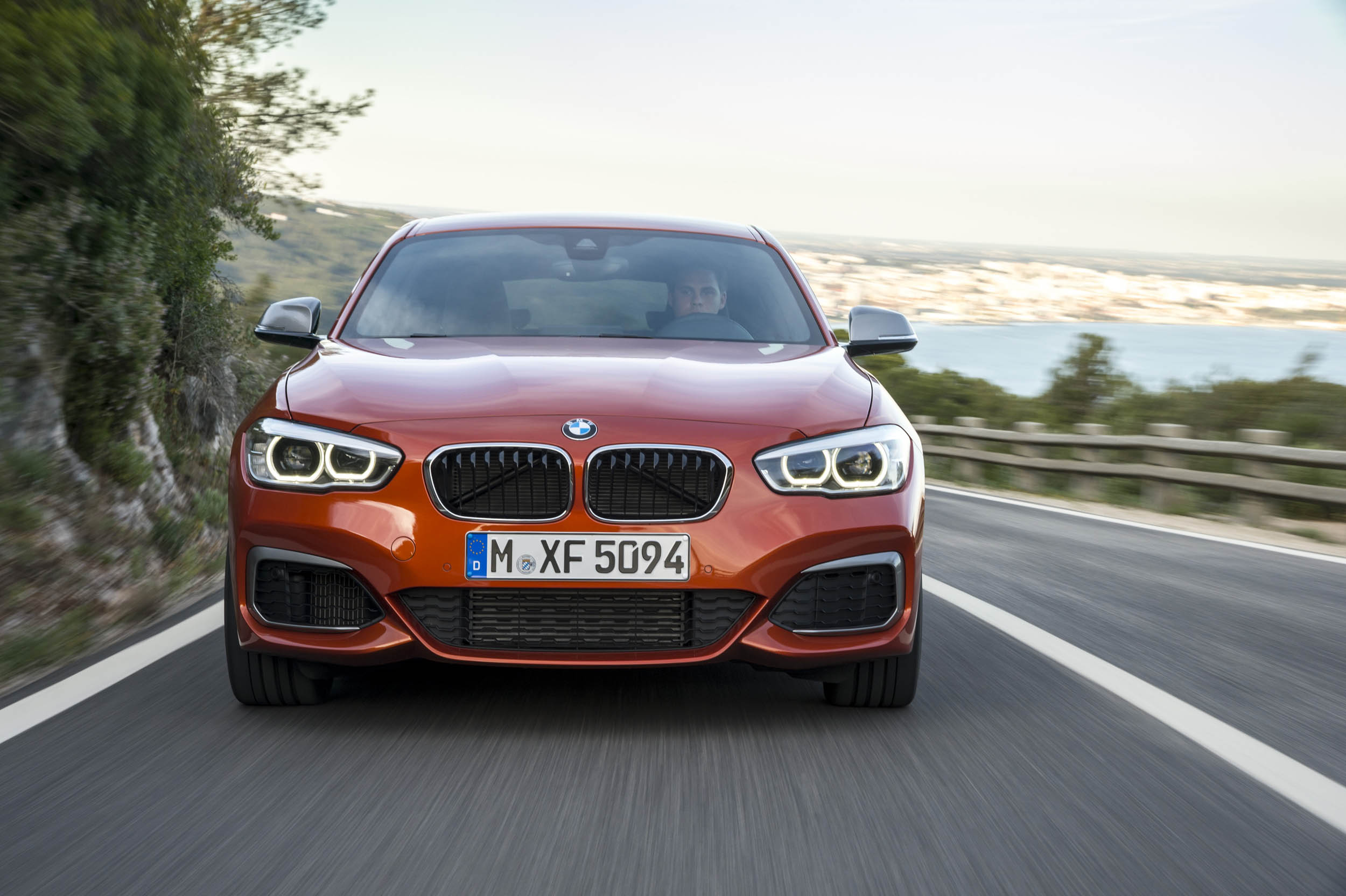 Autotest BMW M135i, de lekkerste 1 Serie die ook nog eens een facelift heeft gekregen en is uitgerust met de handgeschakelde zesbak uit de M3. Feest!