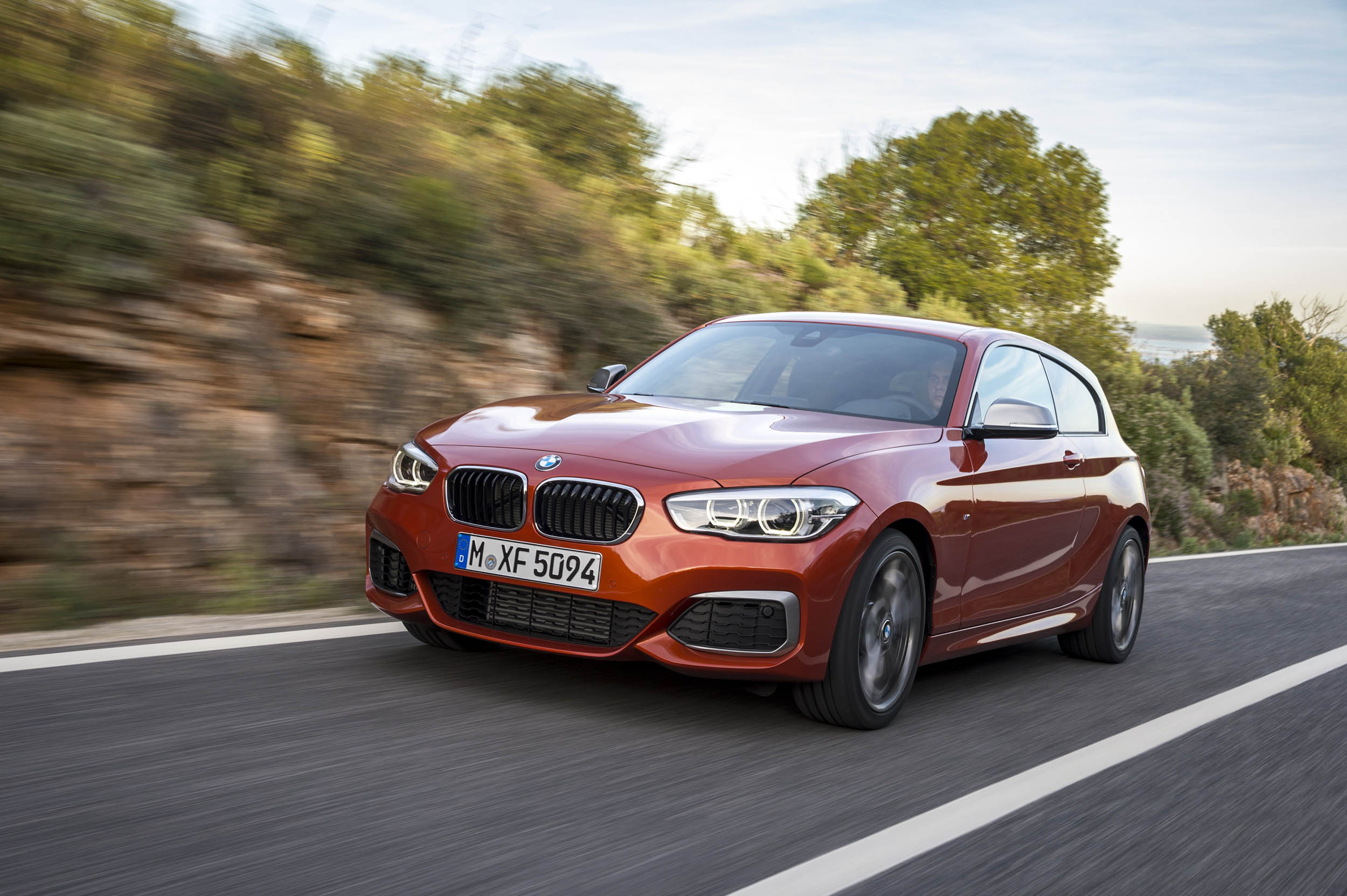 Autotest BMW M135i, de lekkerste 1 Serie die ook nog eens een facelift heeft gekregen en is uitgerust met de handgeschakelde zesbak uit de M3. Feest!