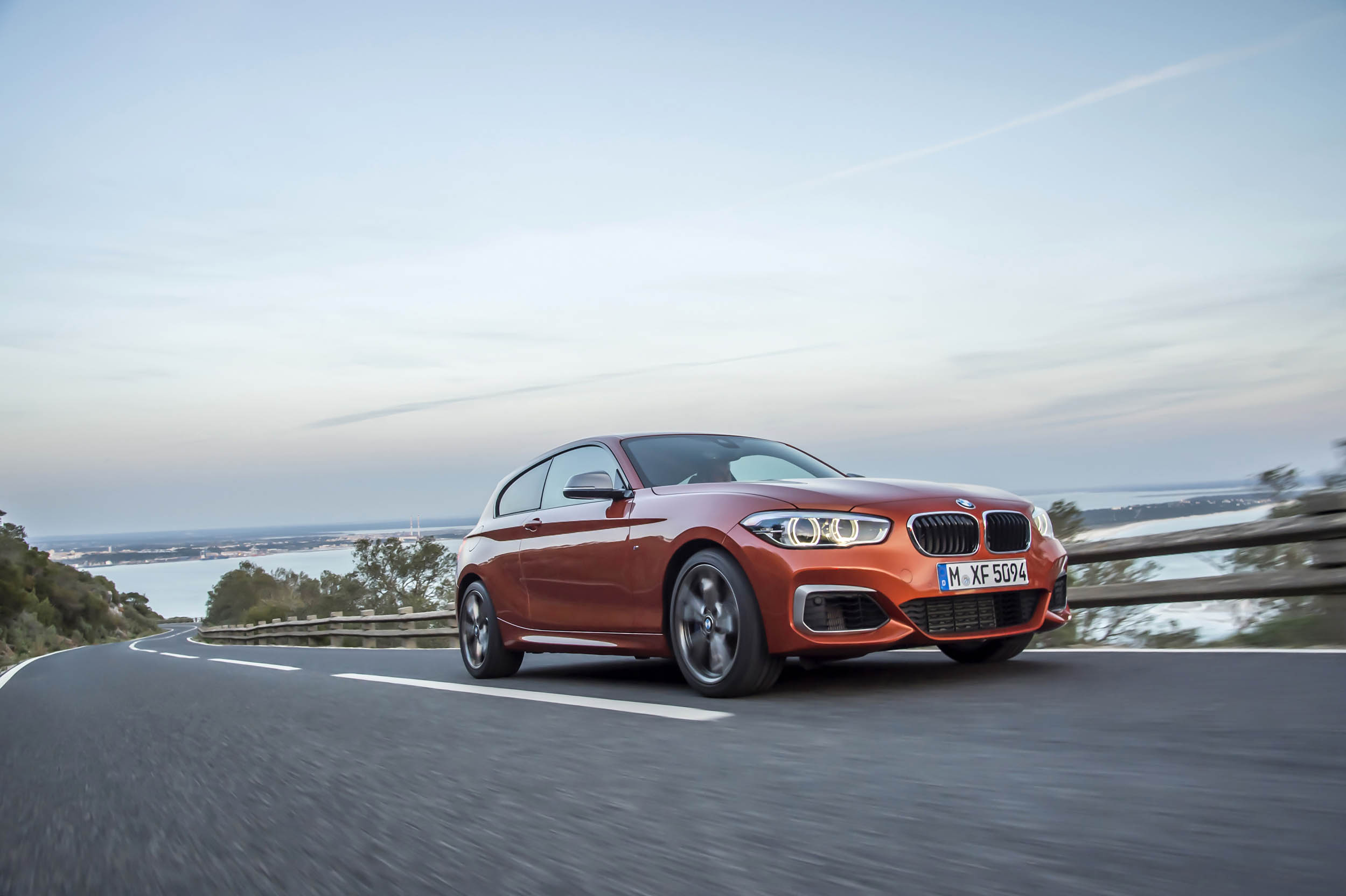 Autotest BMW M135i, de lekkerste 1 Serie die ook nog eens een facelift heeft gekregen en is uitgerust met de handgeschakelde zesbak uit de M3. Feest!