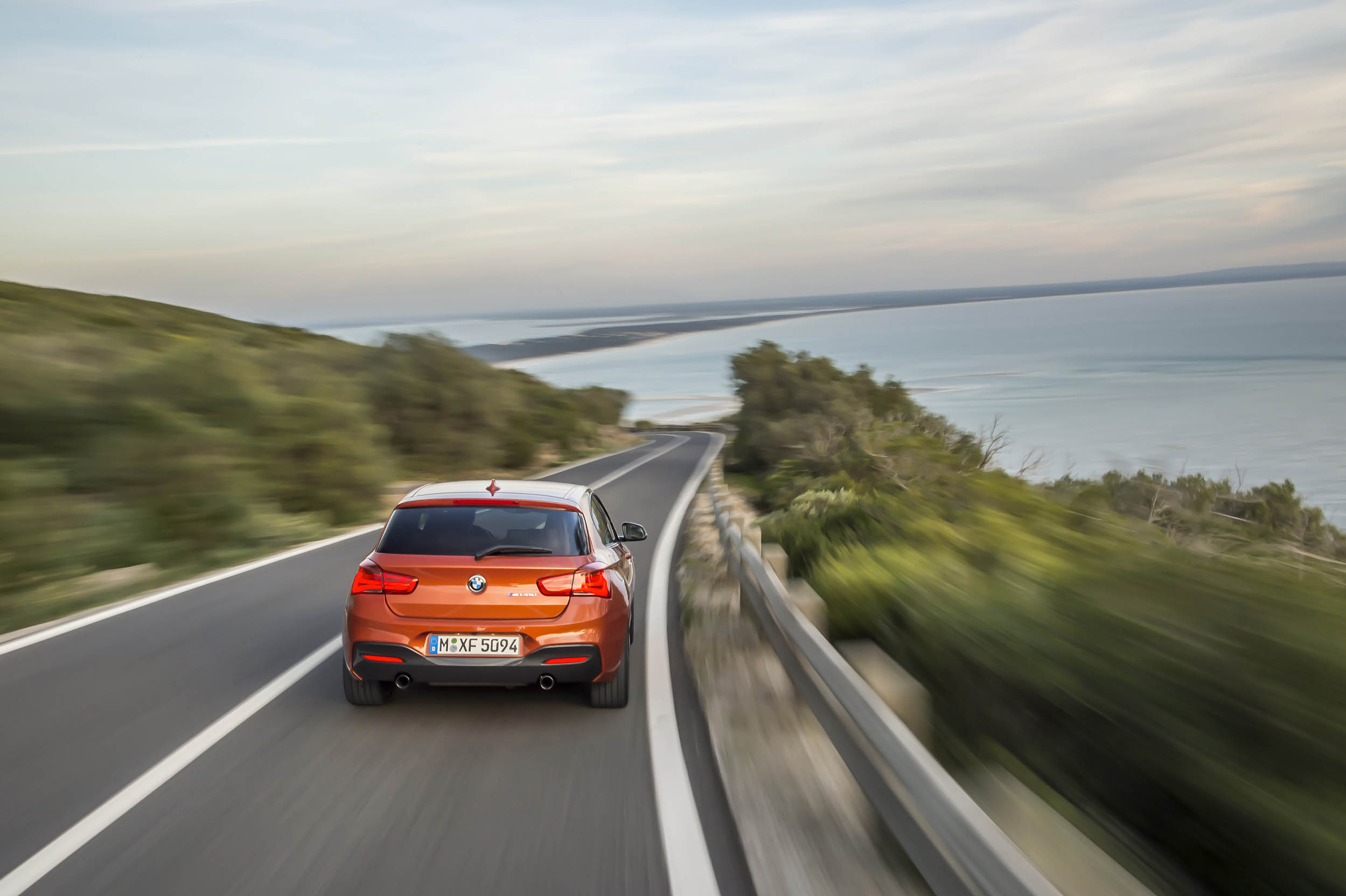 Autotest BMW M135i, de lekkerste 1 Serie die ook nog eens een facelift heeft gekregen en is uitgerust met de handgeschakelde zesbak uit de M3. Feest!