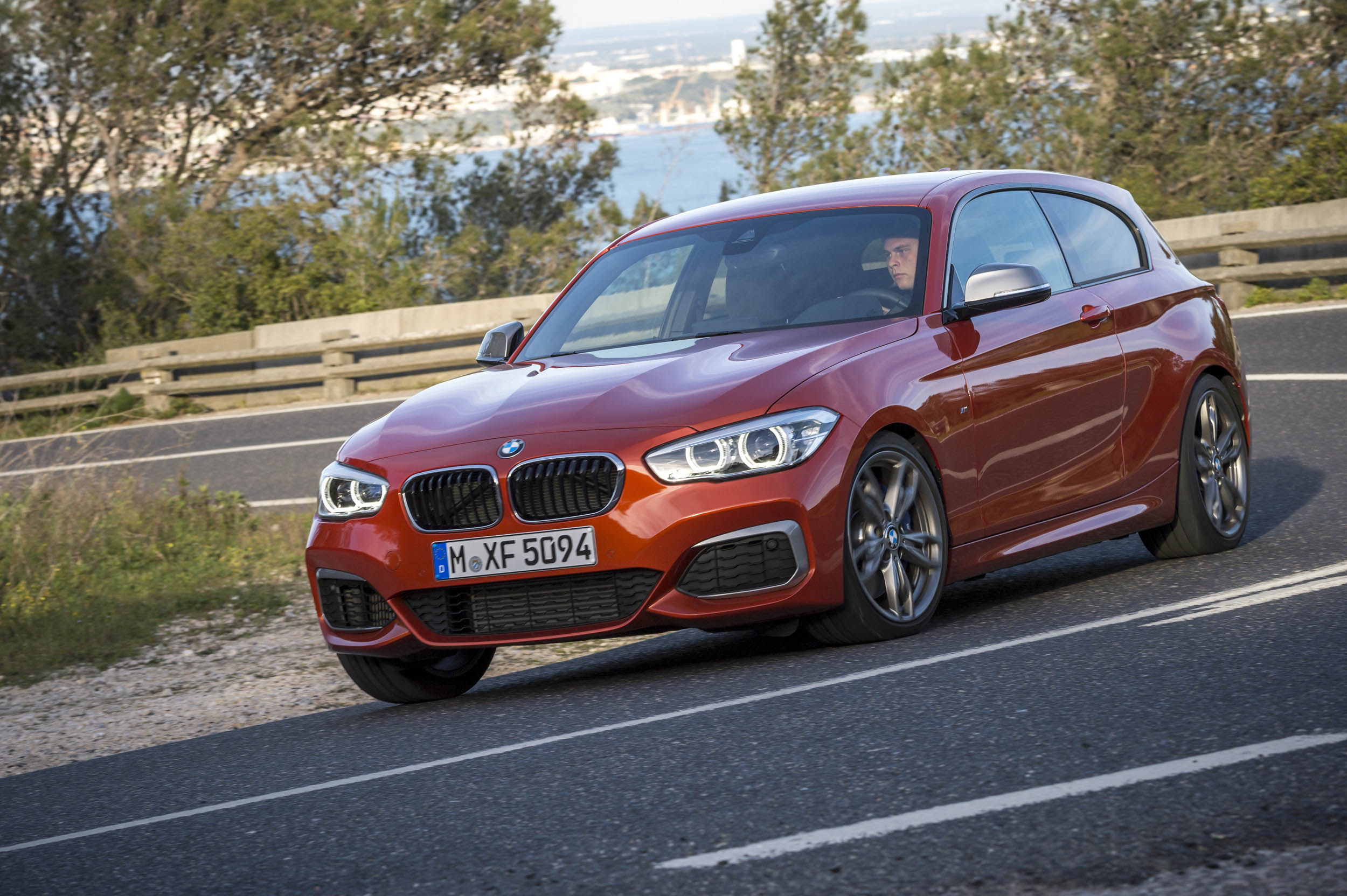 Autotest BMW M135i, de lekkerste 1 Serie die ook nog eens een facelift heeft gekregen en is uitgerust met de handgeschakelde zesbak uit de M3. Feest!