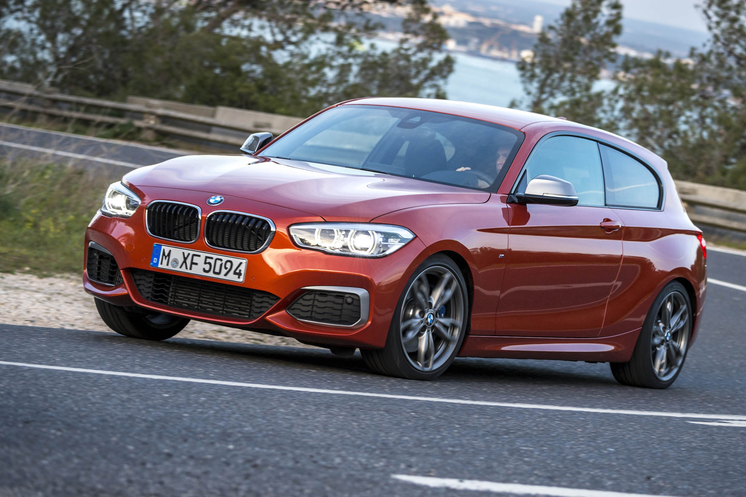 Autotest BMW M135i, de lekkerste 1 Serie die ook nog eens een facelift heeft gekregen en is uitgerust met de handgeschakelde zesbak uit de M3. Feest!