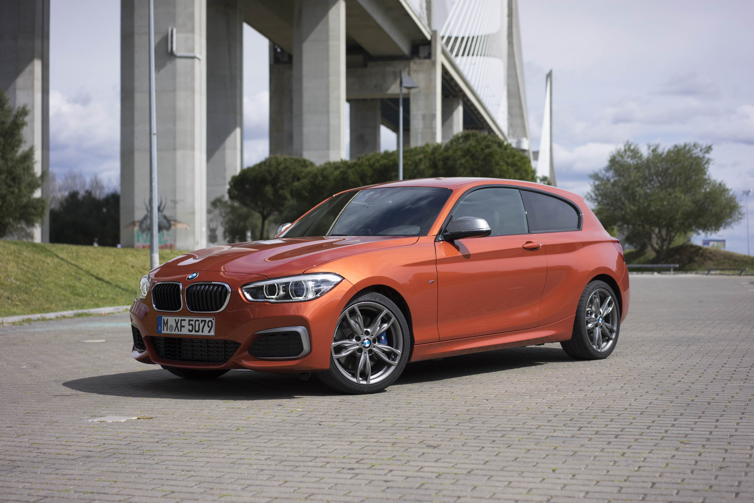Autotest BMW M135i, de lekkerste 1 Serie die ook nog eens een facelift heeft gekregen en is uitgerust met de handgeschakelde zesbak uit de M3. Feest!