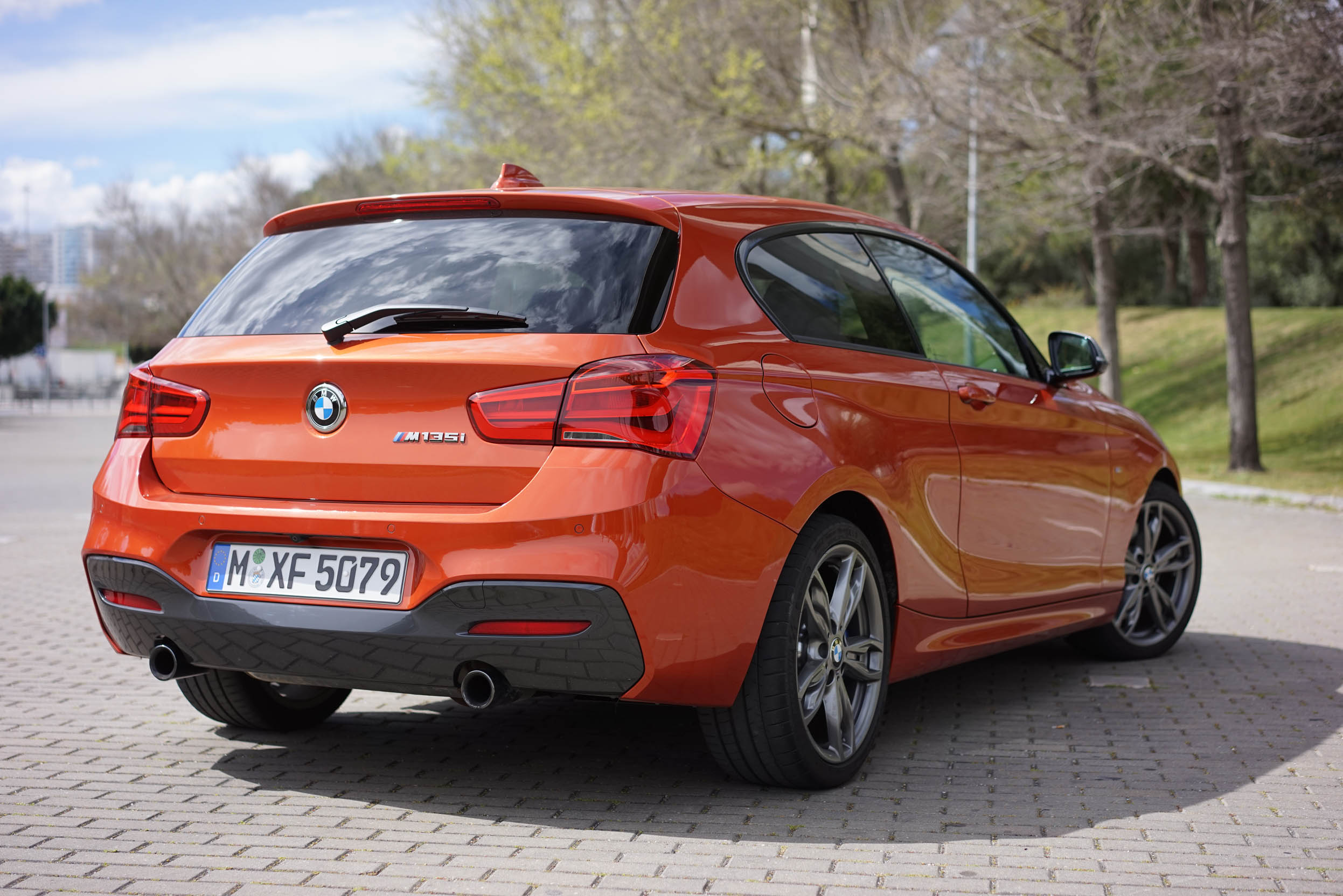 Autotest BMW M135i, de lekkerste 1 Serie die ook nog eens een facelift heeft gekregen en is uitgerust met de handgeschakelde zesbak uit de M3. Feest!