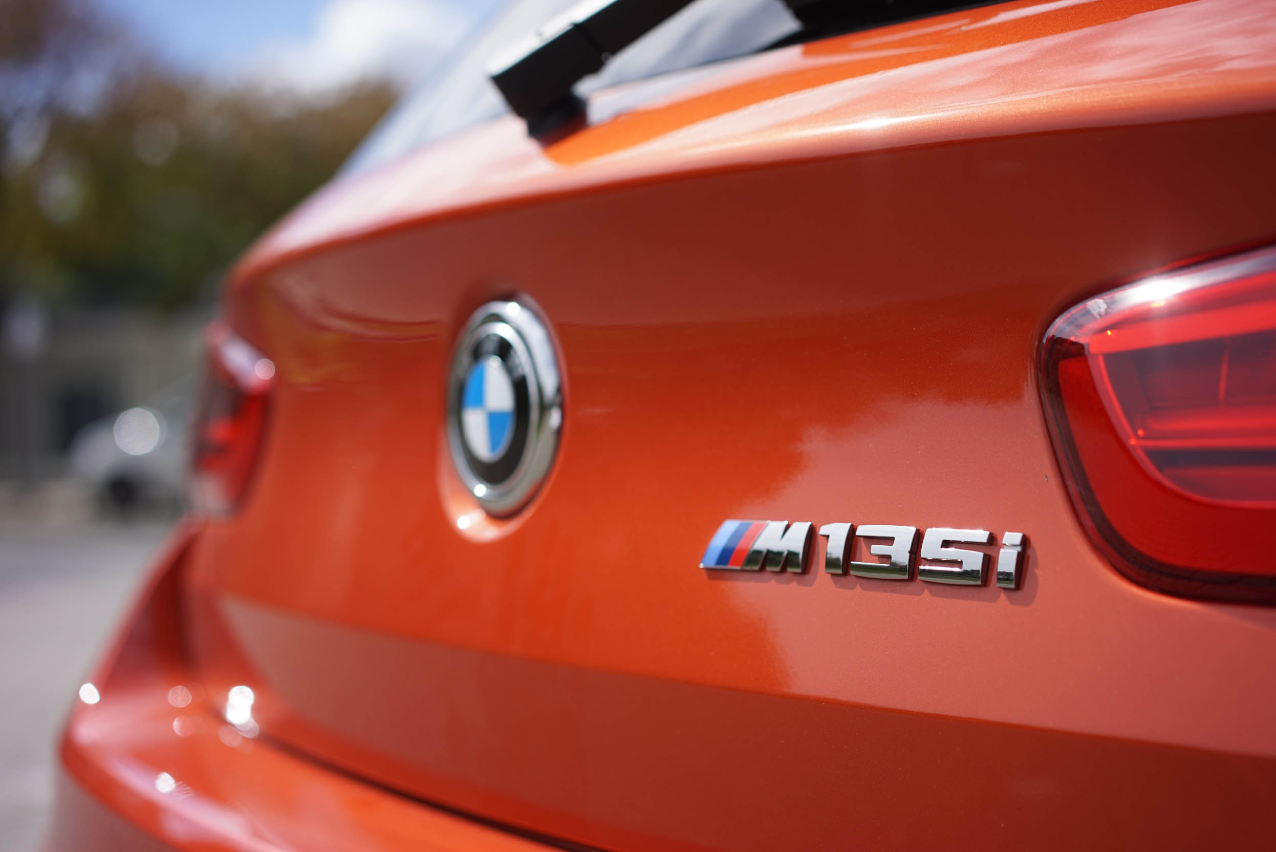 Autotest BMW M135i, de lekkerste 1 Serie die ook nog eens een facelift heeft gekregen en is uitgerust met de handgeschakelde zesbak uit de M3. Feest!