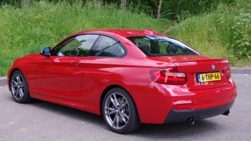 Rijtest BMW M235i. Met de BMW M235i is een kanon in zakformaat en biedt een overvloed aan rijplezier.