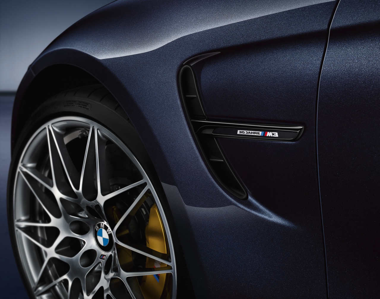 BMW M3 30 Jahre Edition eert het verleden en viert de maatstaf. Er komen 10 exemplaren van de totale oplage a 500 stuks naar Nederland.