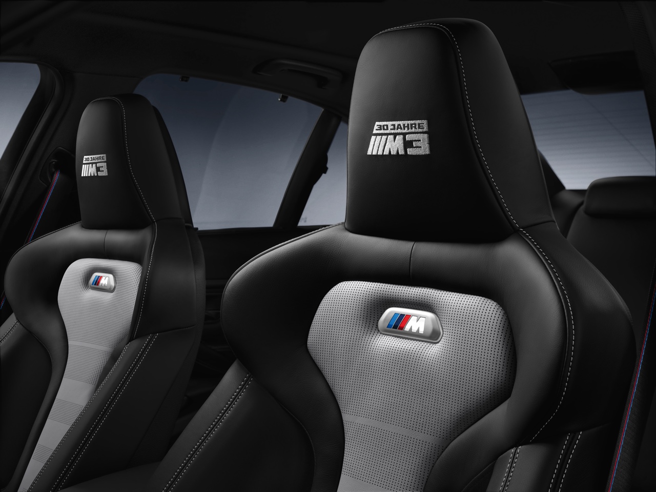 BMW M3 30 Jahre Edition eert het verleden en viert de maatstaf. Er komen 10 exemplaren van de totale oplage a 500 stuks naar Nederland.