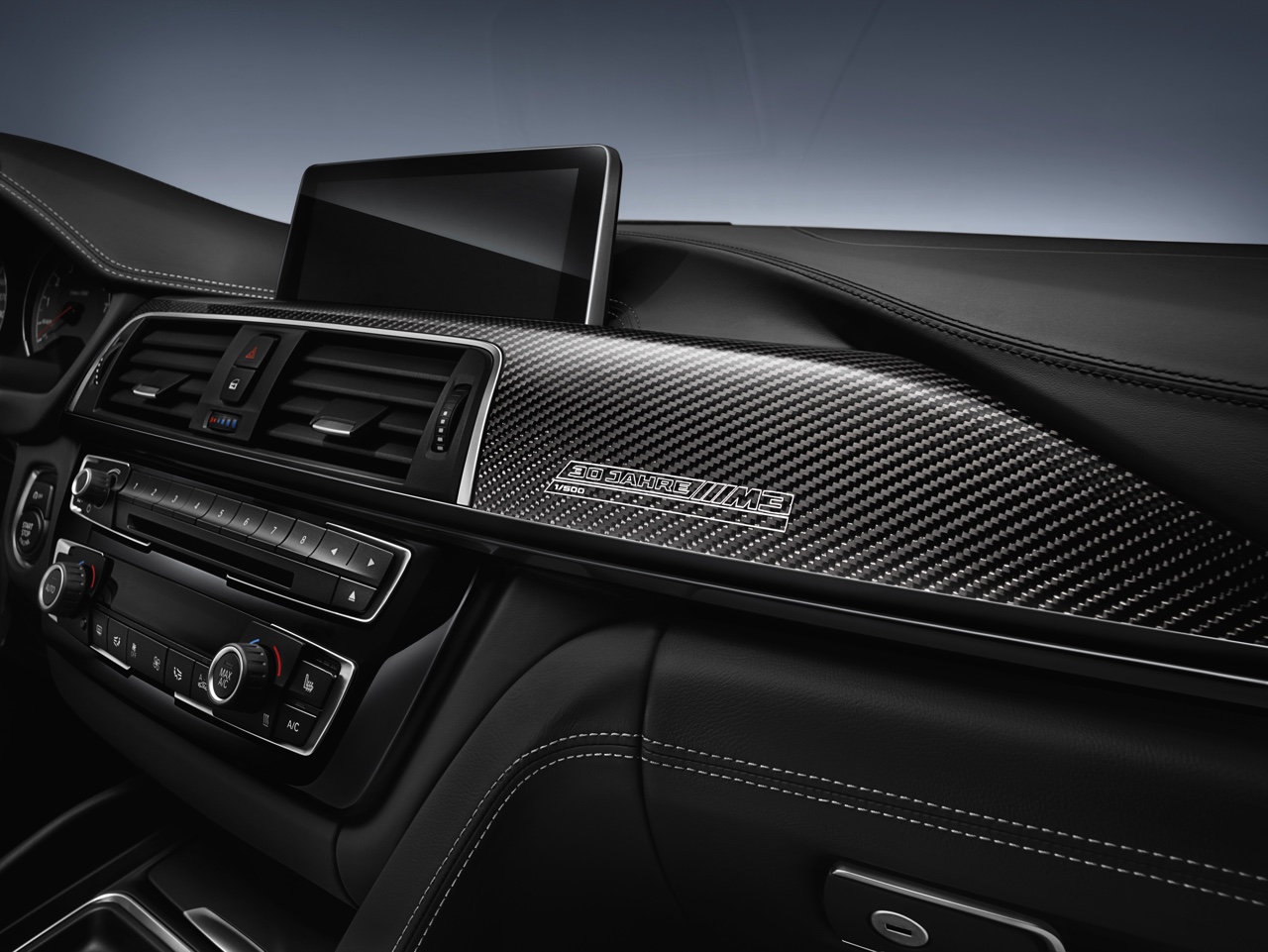 BMW M3 30 Jahre Edition eert het verleden en viert de maatstaf. Er komen 10 exemplaren van de totale oplage a 500 stuks naar Nederland.