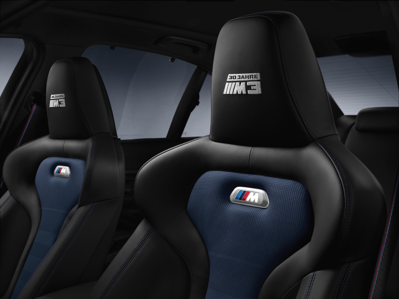 BMW M3 30 Jahre Edition eert het verleden en viert de maatstaf. Er komen 10 exemplaren van de totale oplage a 500 stuks naar Nederland.