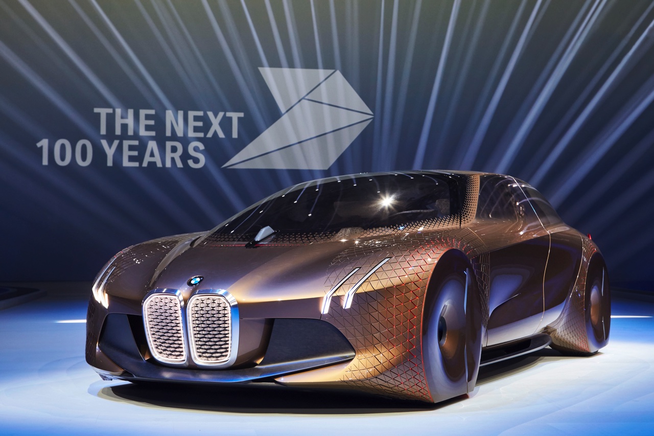 BMW viert 100 jarig bestaan met een reeks nieuwe studiemodellen. De BMW Vision Next 100 Concept beleeft zijn debuut op 7 maart 2016 in Munchen.
