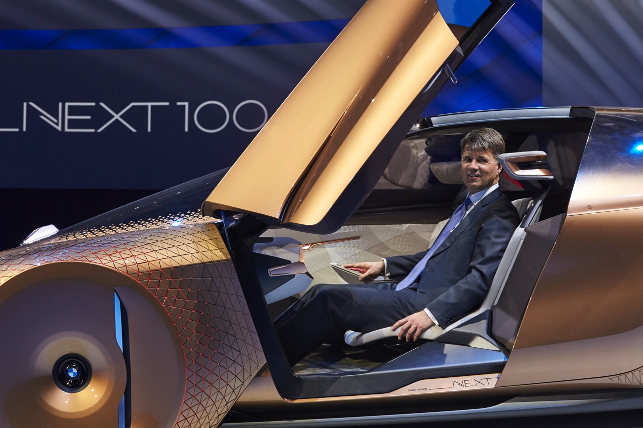 BMW viert 100 jarig bestaan met een reeks nieuwe studiemodellen. De BMW Vision Next 100 Concept beleeft zijn debuut op 7 maart 2016 in Munchen.