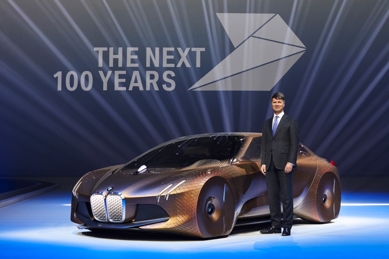 BMW viert 100 jarig bestaan met een reeks nieuwe studiemodellen. De BMW Vision Next 100 Concept beleeft zijn debuut op 7 maart 2016 in Munchen.