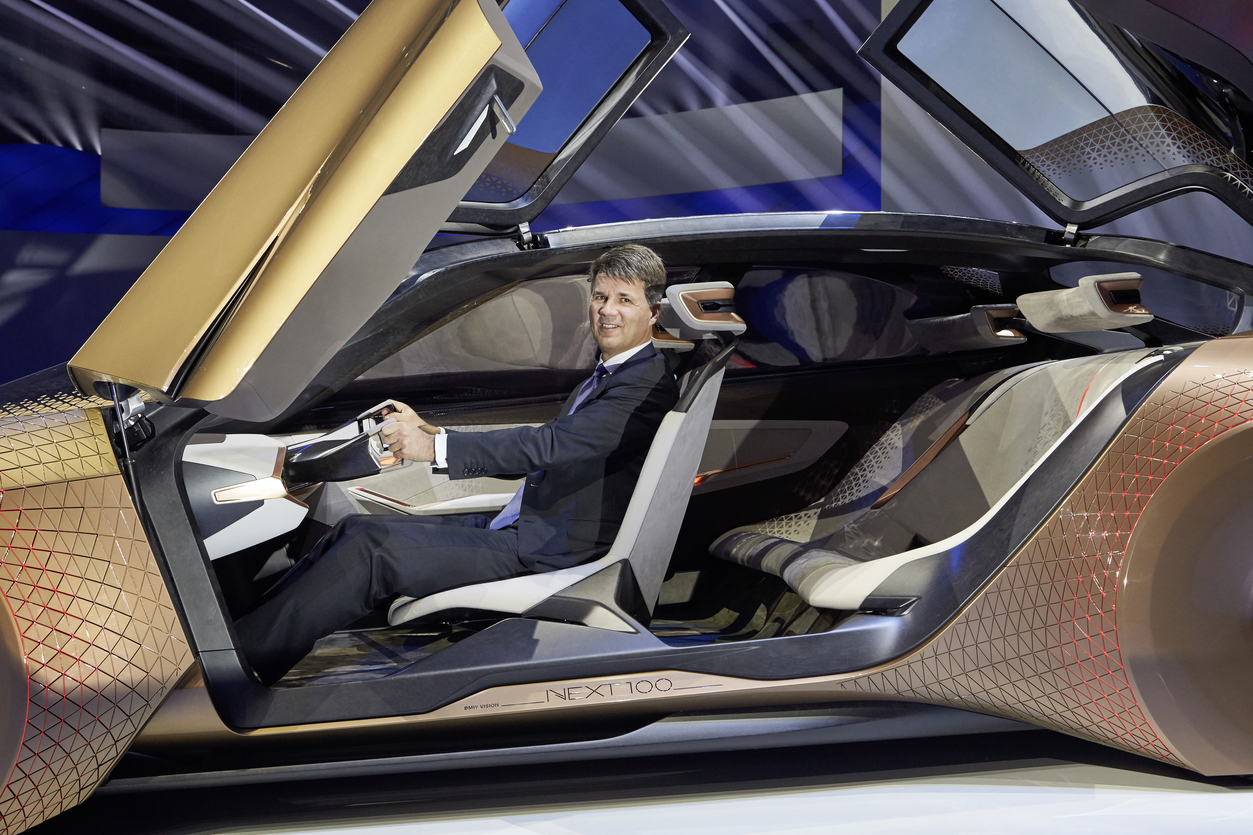 BMW viert 100 jarig bestaan met een reeks nieuwe studiemodellen. De BMW Vision Next 100 Concept beleeft zijn debuut op 7 maart 2016 in Munchen.