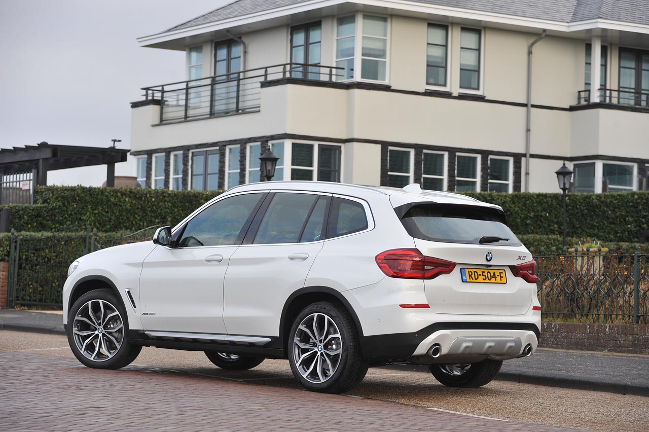 BMW levert de derde generatie X3 die op het gebied van verfijning en voorzieningen weer een flinke stap voorwaarts zet.